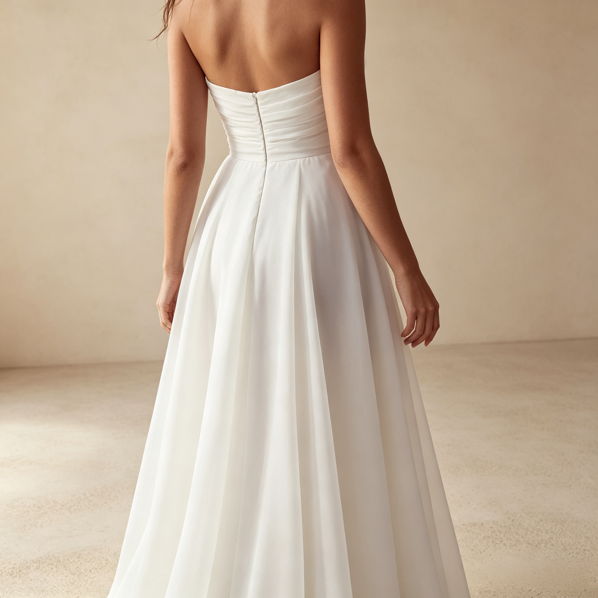 Damen Trägerloses Chiffon-Maxikleid mit Drapierter Corsage und Hohem Beinschlitz - Elfenbein