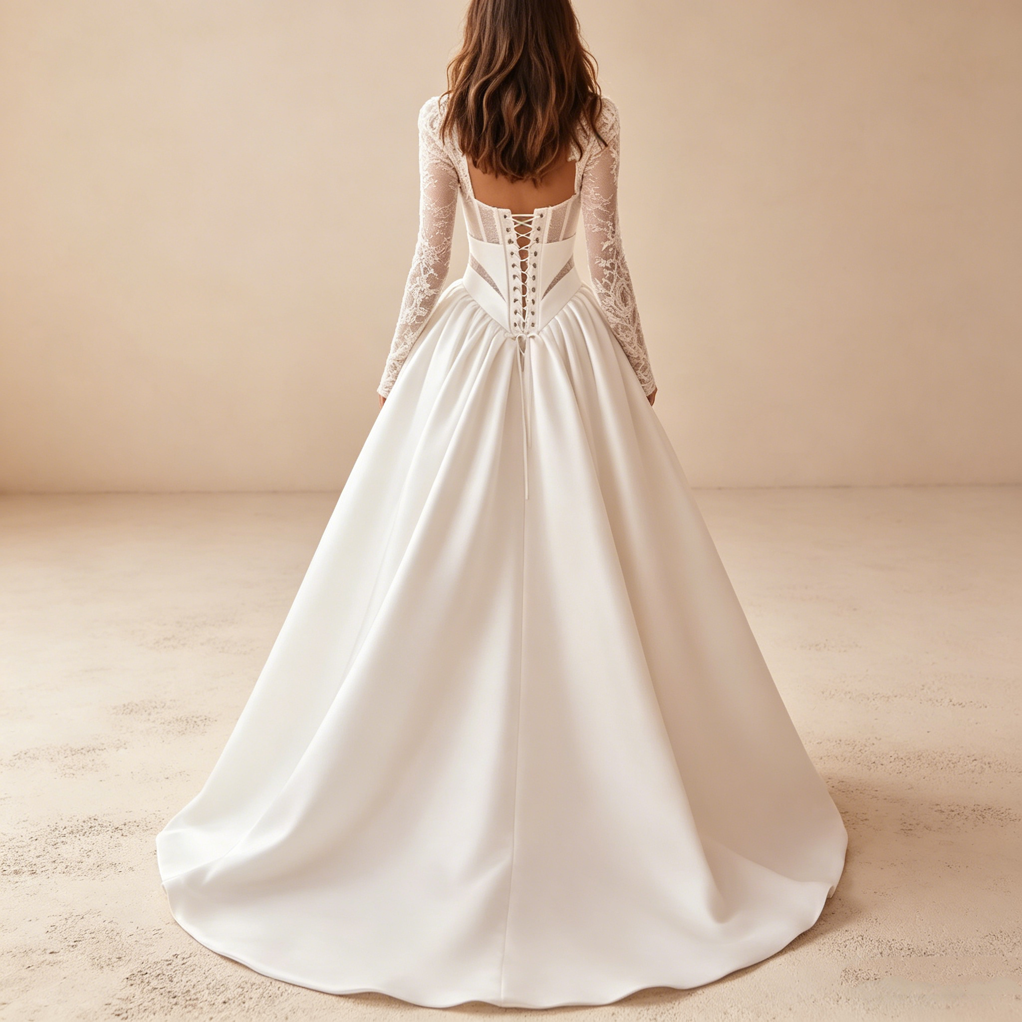 Elegantes Abendkleid mit Spitzenärmeln und Satinglockenrock, Luxuriöse Galarobe in Elfenbein, Figurbetontes Korsett-Maxikleid