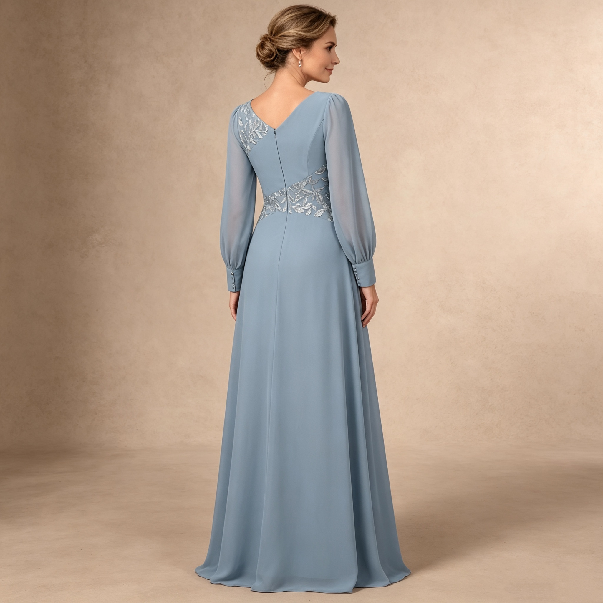 Staubblauer Chiffon Maxikleid mit floraler Spitze, V-Ausschnitt und geraffter Taille für festliche Abendanlässe
