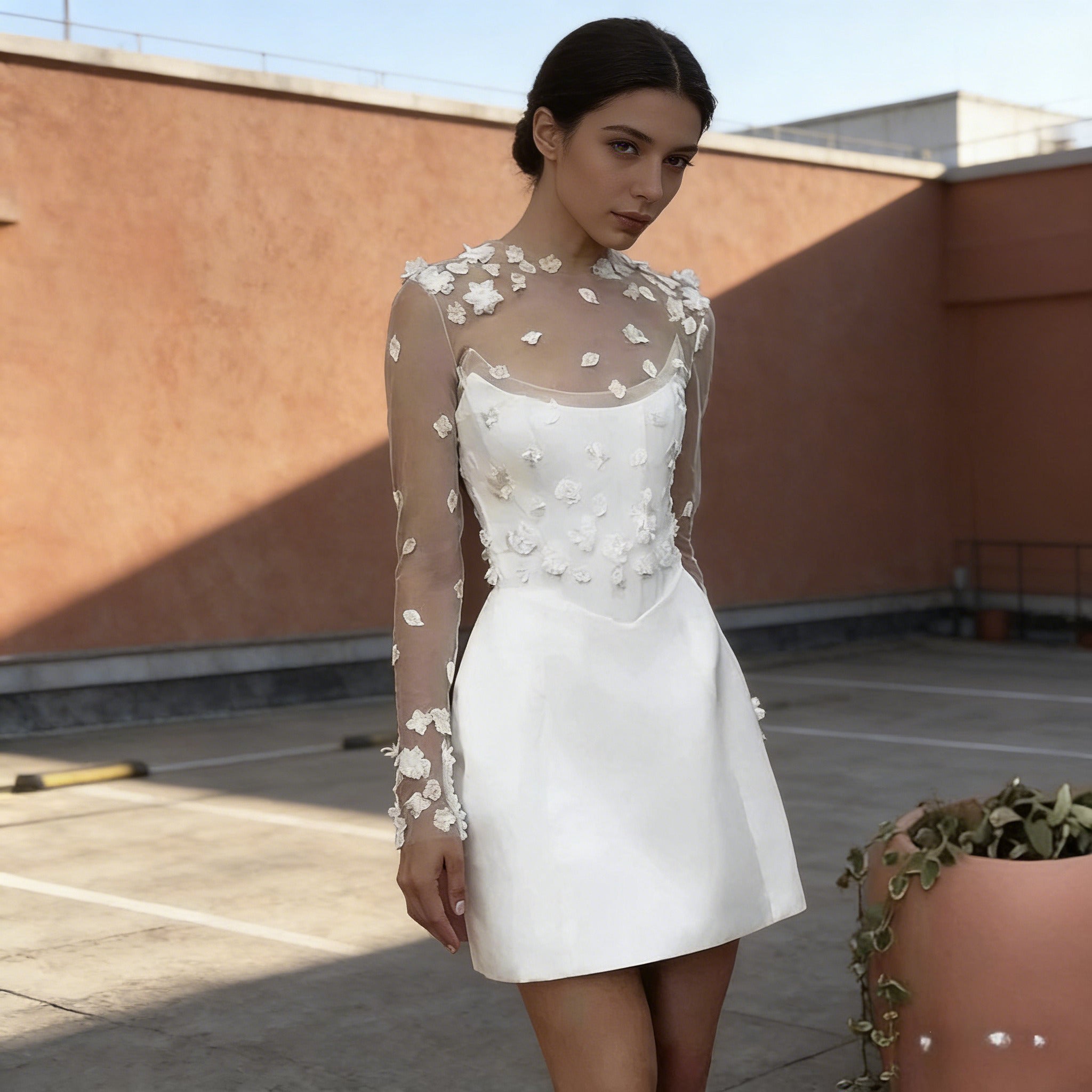 Weißer Spitzen-Jumpsuit mit Schleppe: Schlanke Silhouette, Langarm und dezenter Rundhalsausschnitt