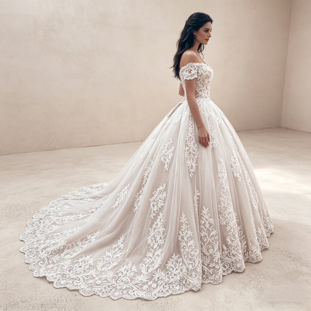 Luxuriöses Off-Shoulder Abendkleid mit Barock-Bestickung – Bodenlanges Ballkleid mit Illusions-Spitze und voluminösem Rock