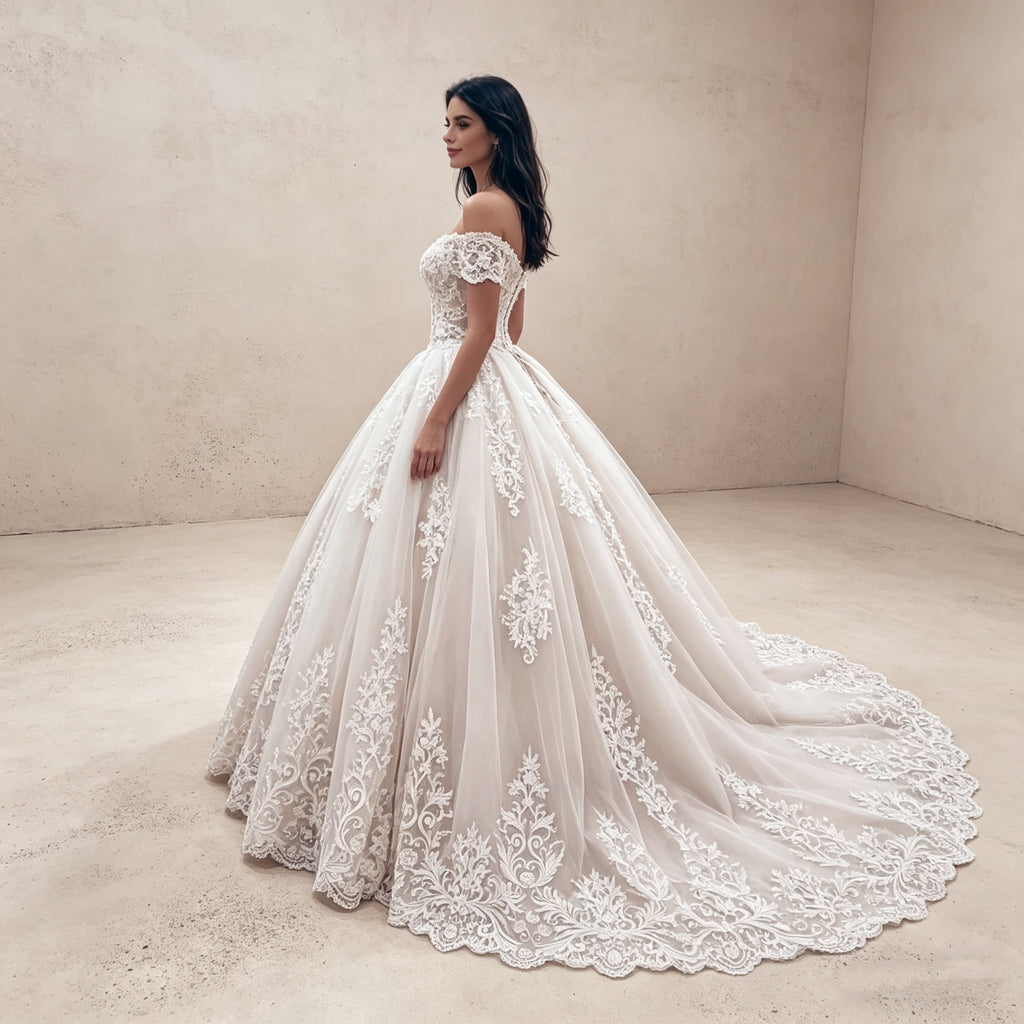 Luxuriöses Off-Shoulder Abendkleid mit Barock-Bestickung – Bodenlanges Ballkleid mit Illusions-Spitze und voluminösem Rock