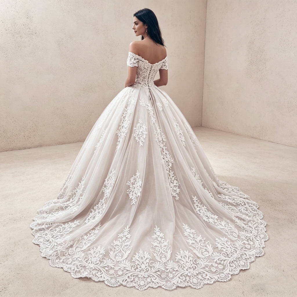 Luxuriöses Off-Shoulder Abendkleid mit Barock-Bestickung – Bodenlanges Ballkleid mit Illusions-Spitze und voluminösem Rock