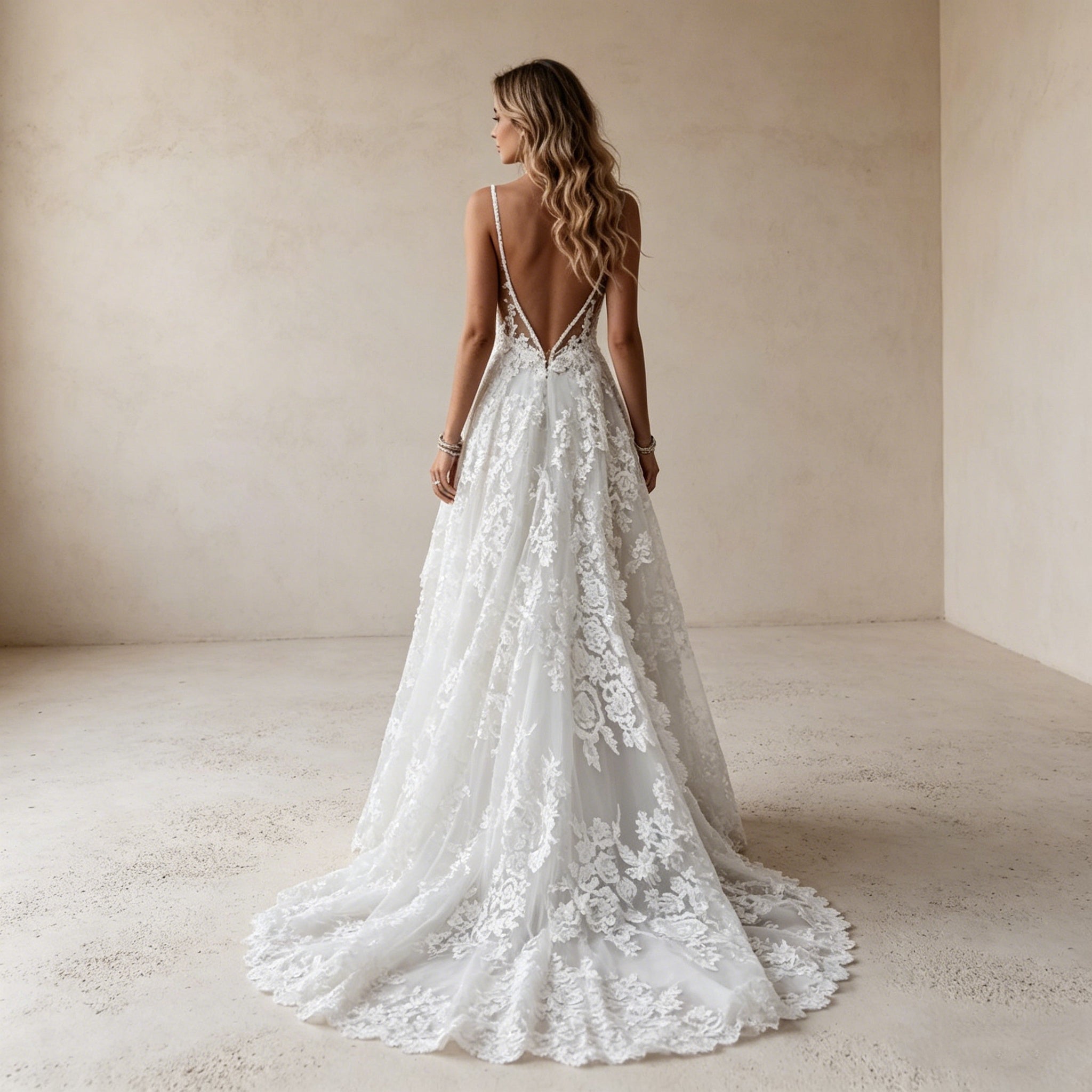 Elegantes A-Linien Abendkleid mit tiefem V-Ausschnitt – Bodenlanges Maxikleid mit floraler Spitze und filigranen Spaghettiträgern
