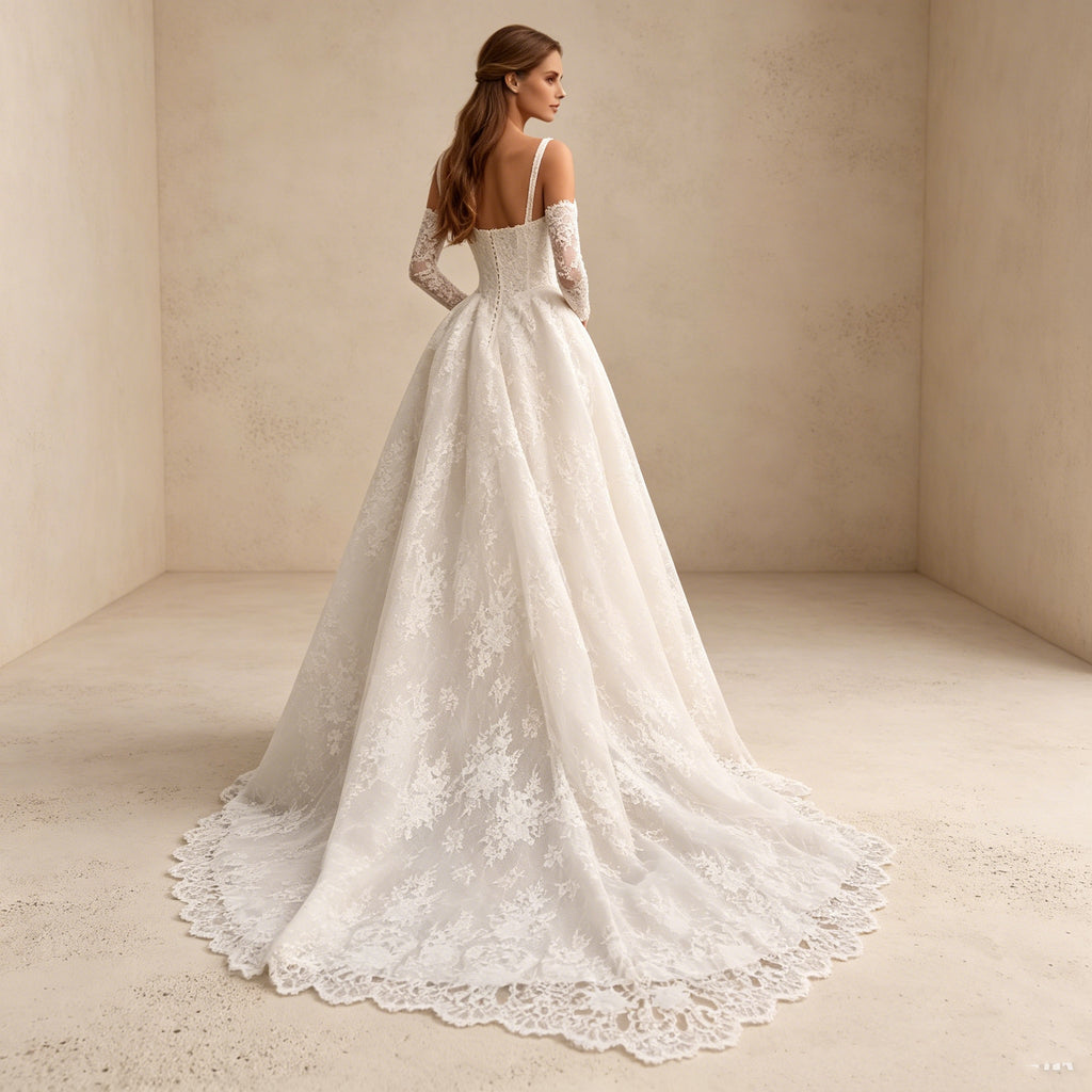 Abendkleid in Weiß mit Spaghettiträgern und Allover-Spitze