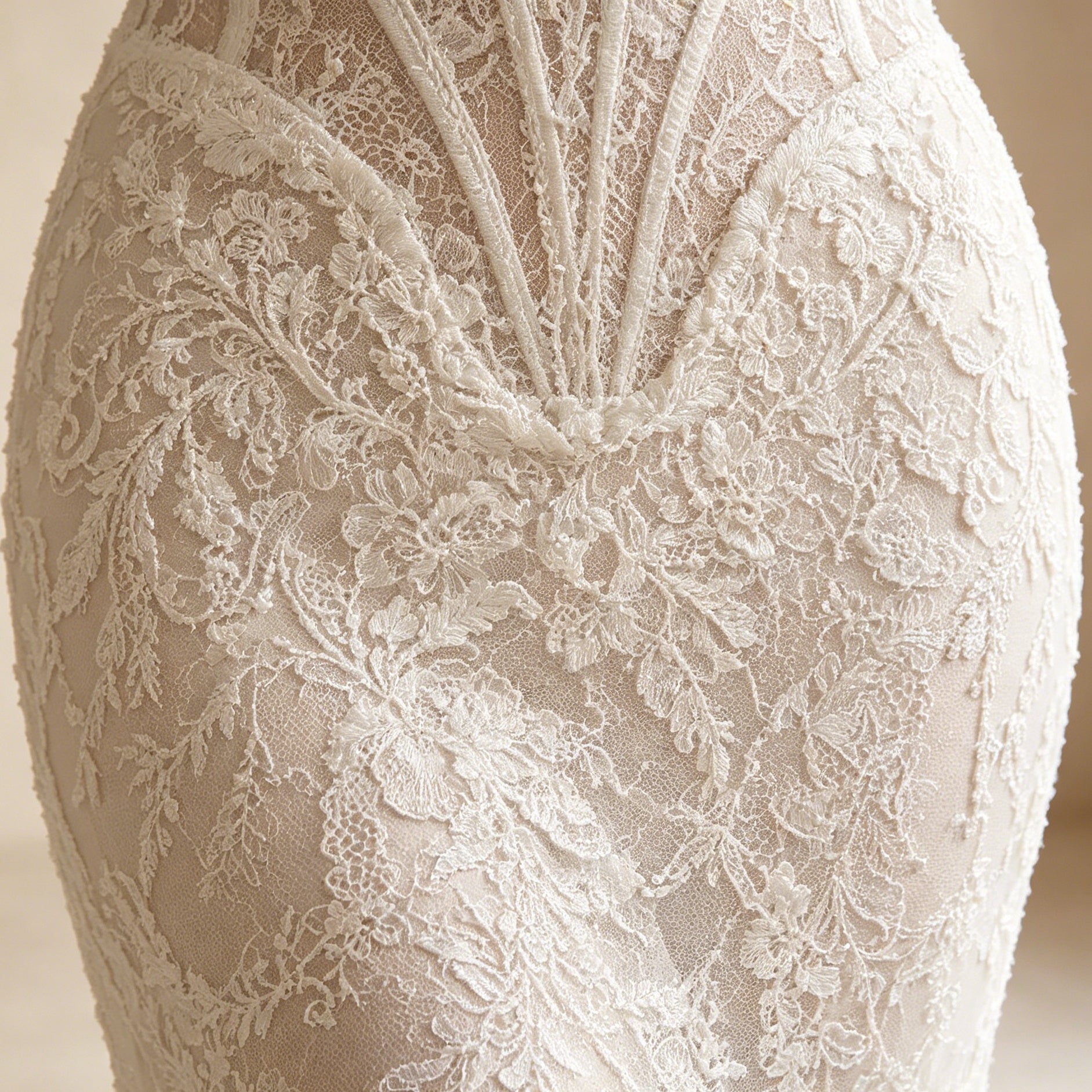 Abendkleid in Weiß mit trägerlosem Korsett-Oberteil und Spitze