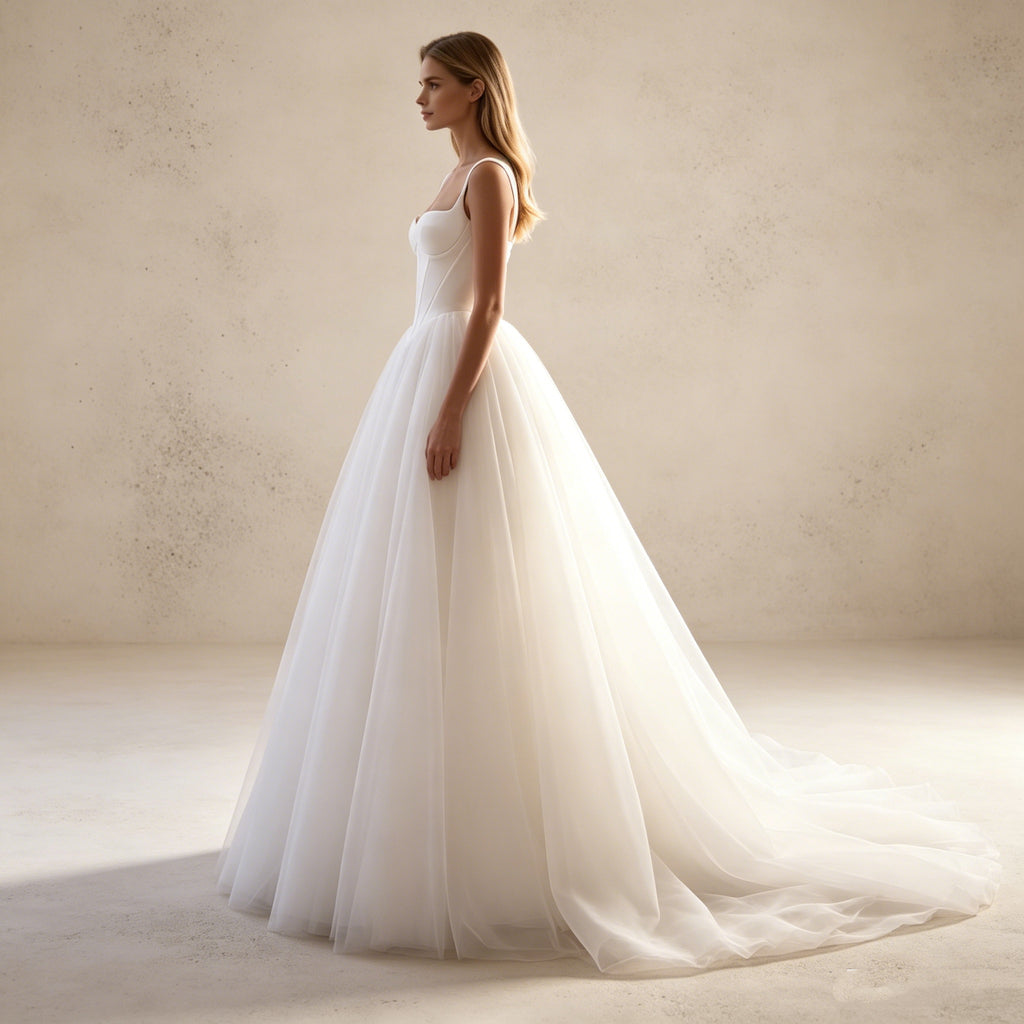 Abendkleid in Weiß mit Spaghettiträgern und mehrlagigem Tüllrock