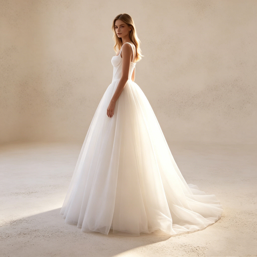Abendkleid in Weiß mit Spaghettiträgern und mehrlagigem Tüllrock