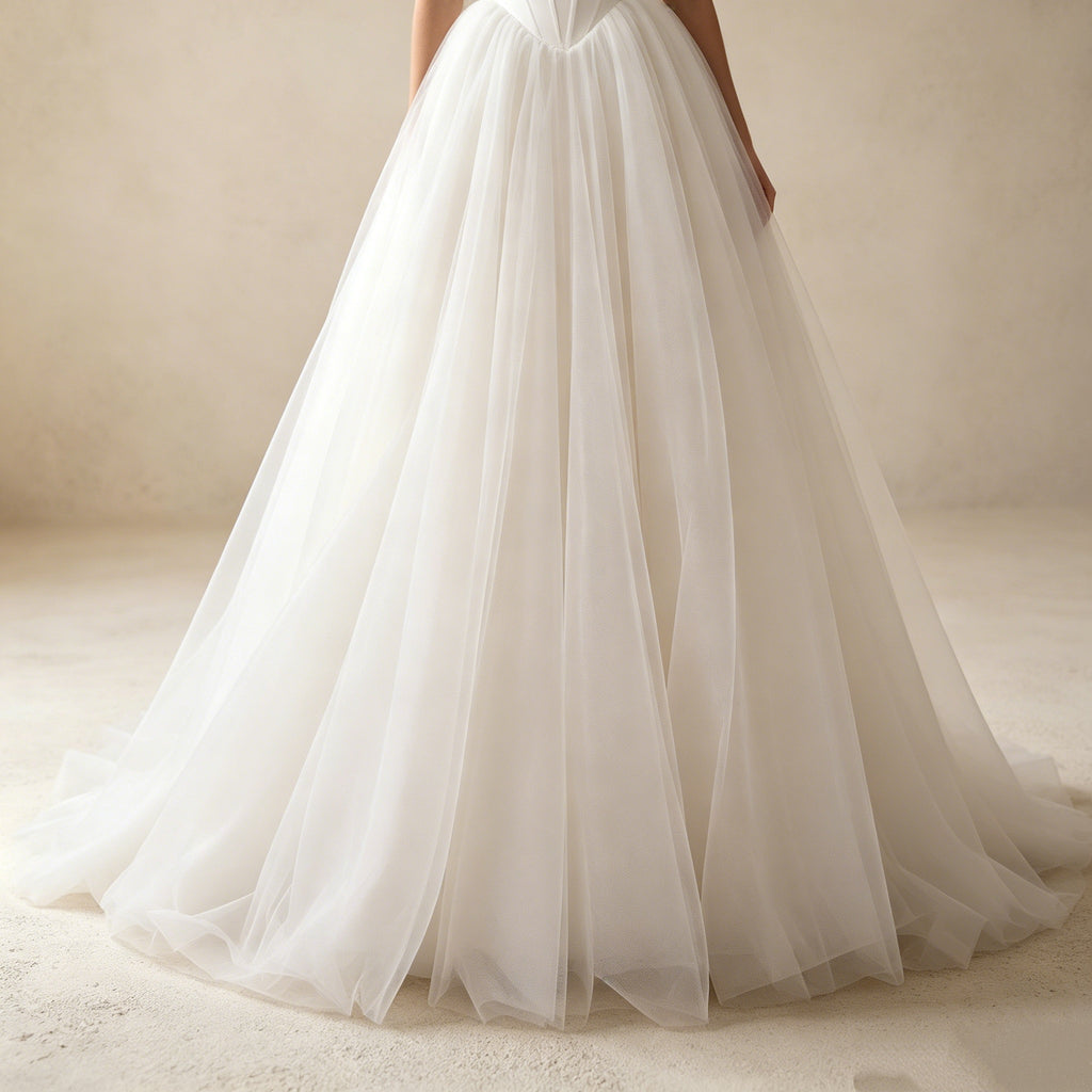 Abendkleid in Weiß mit Spaghettiträgern und mehrlagigem Tüllrock