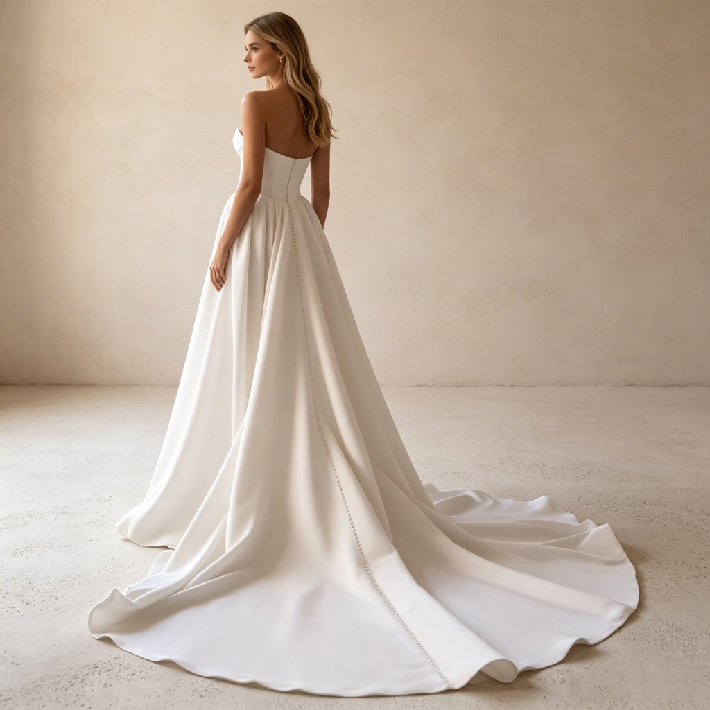 Abendkleid in Weiß mit trägerlosem Korsett-Oberteil und Schleppe