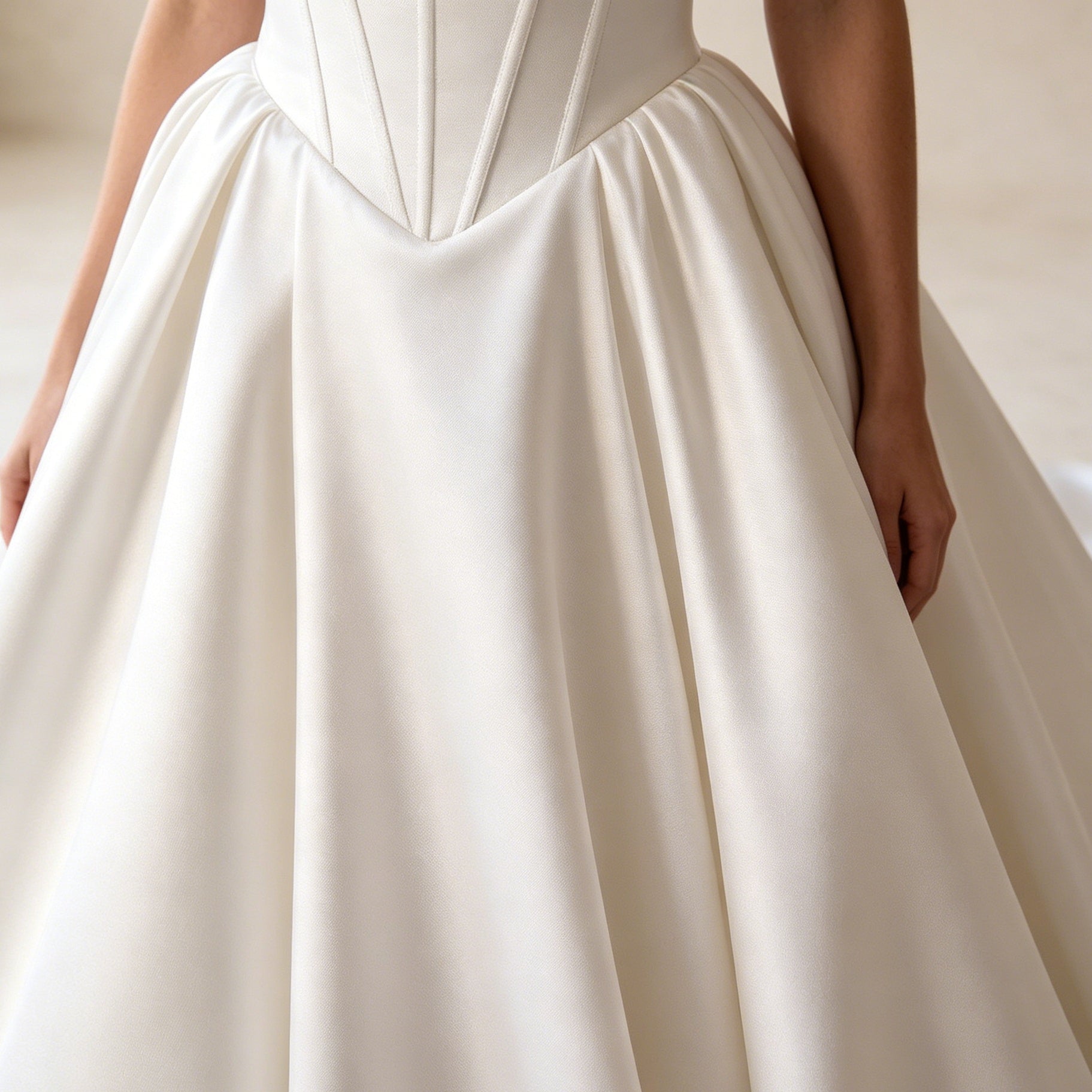 Abendkleid in Weiß mit trägerlosem Korsett-Oberteil und Schleppe