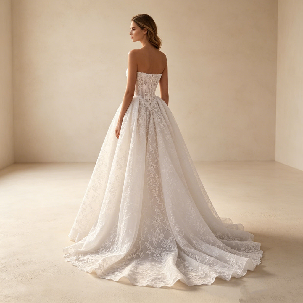Abendkleid in Weiß mit trägerlosem Korsett-Oberteil und Allover-Spitze