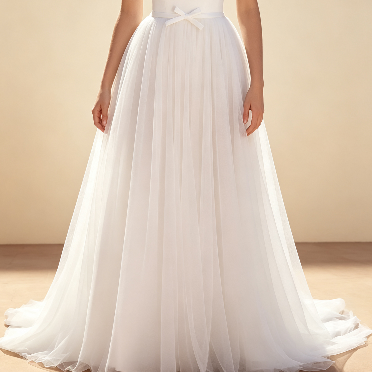 Elegantes off‑shoulder Festmaxikleid, figurbetontes Oberteil, fließender Tüll‑Rock mit Schleppe