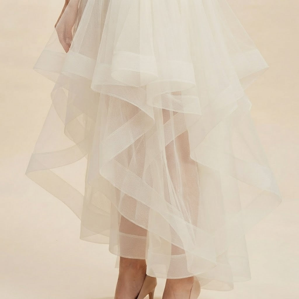 Festliches Kleid mit V‑Ausschnitt, asymmetrischem High‑Low‑Rock und luftigem Schichtenstoff