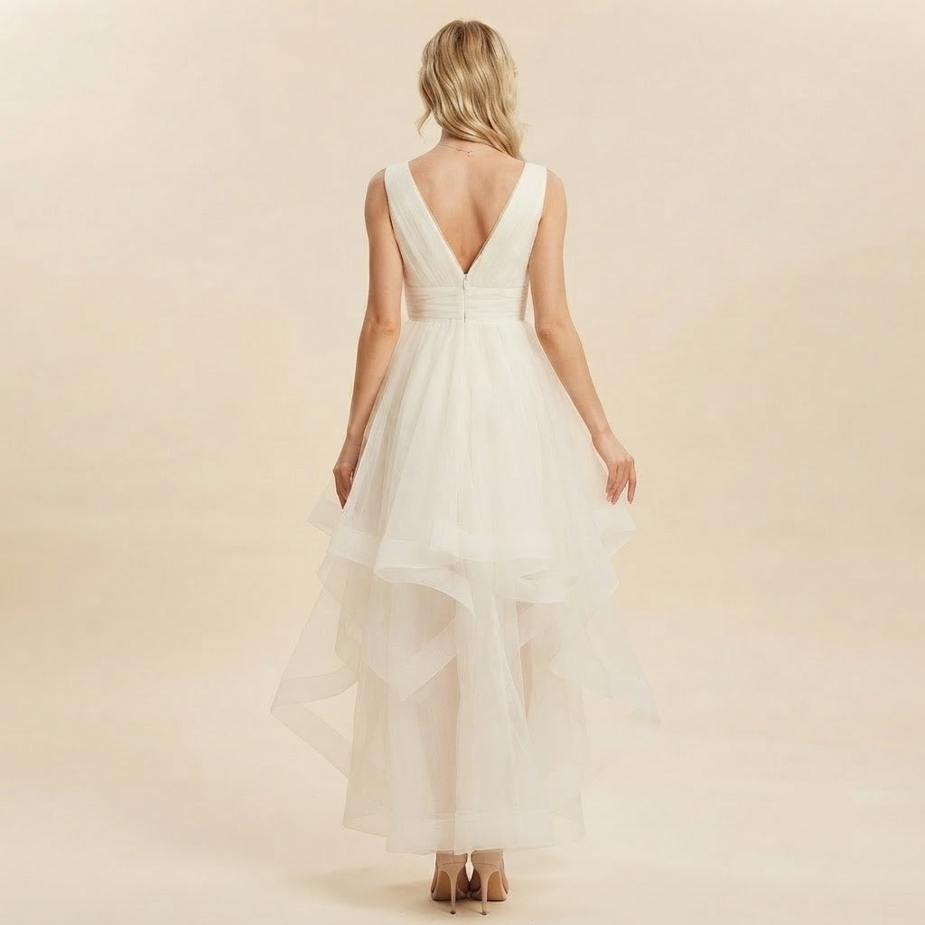 Festliches Kleid mit V‑Ausschnitt, asymmetrischem High‑Low‑Rock und luftigem Schichtenstoff