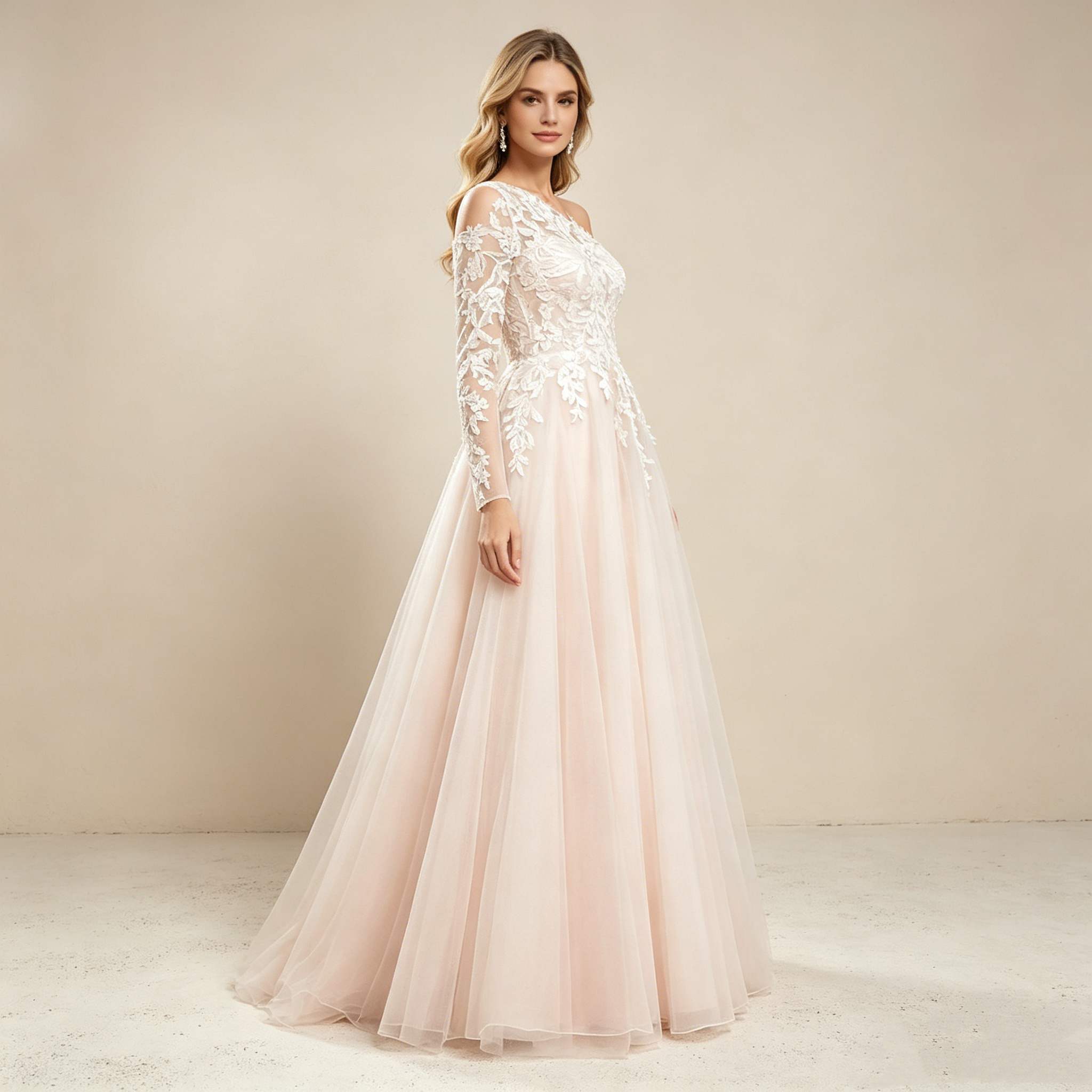 Minimalistisches Abendkleid mit tiefem V-Ausschnitt und Chiffon-Schleppe