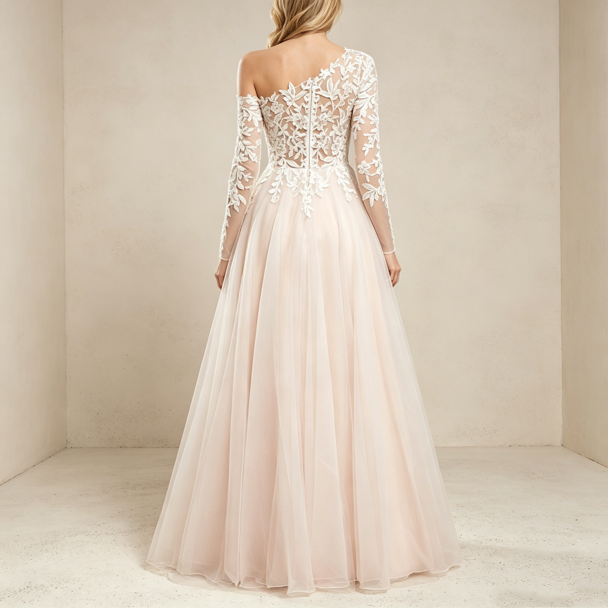 Minimalistisches Abendkleid mit tiefem V-Ausschnitt und Chiffon-Schleppe