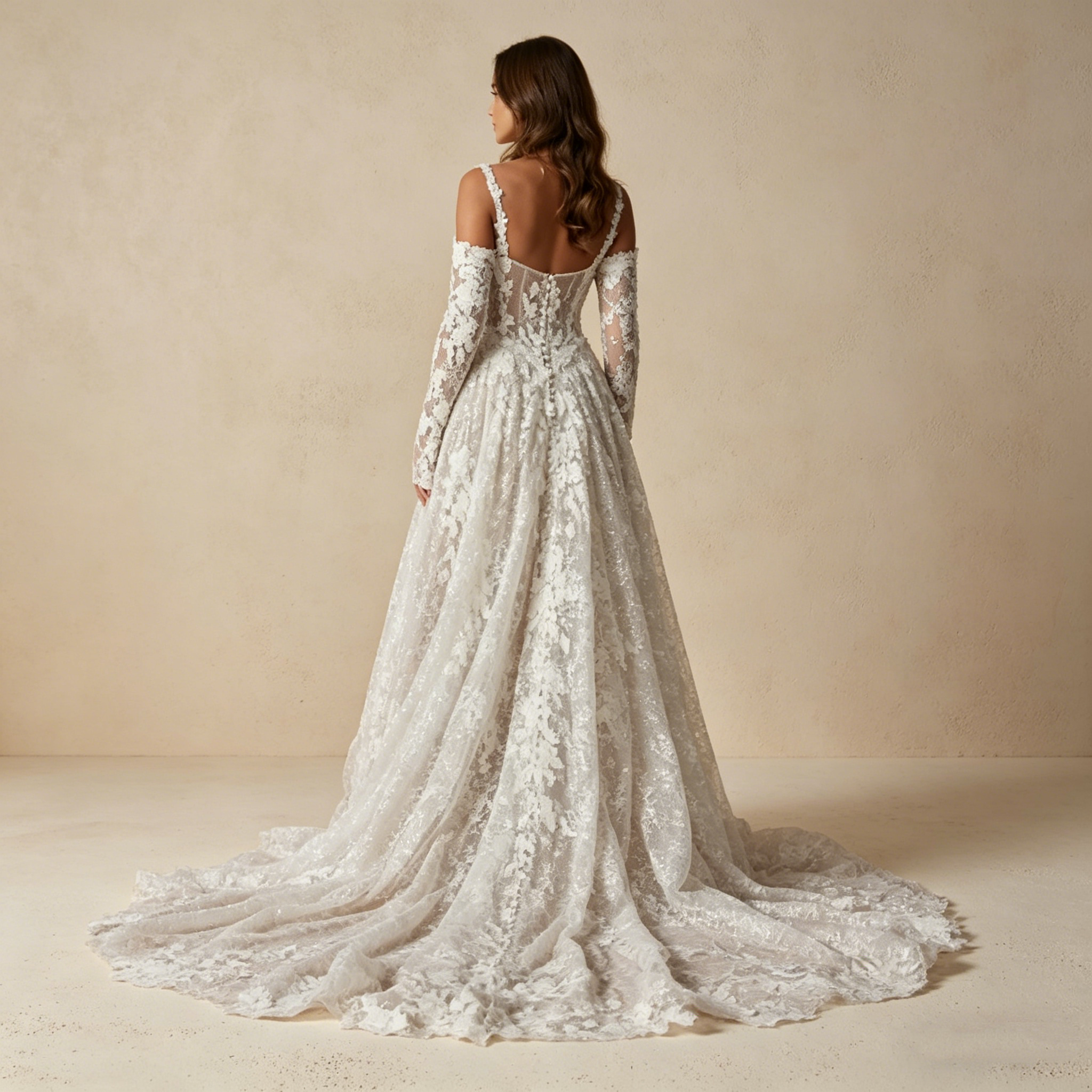 Exklusives Abendkleid mit floraler Spitzenapplikation, Elegantes Ballkleid mit Schleppe in Elfenbein, Luxuriöse Galarobe für besondere Anlässe