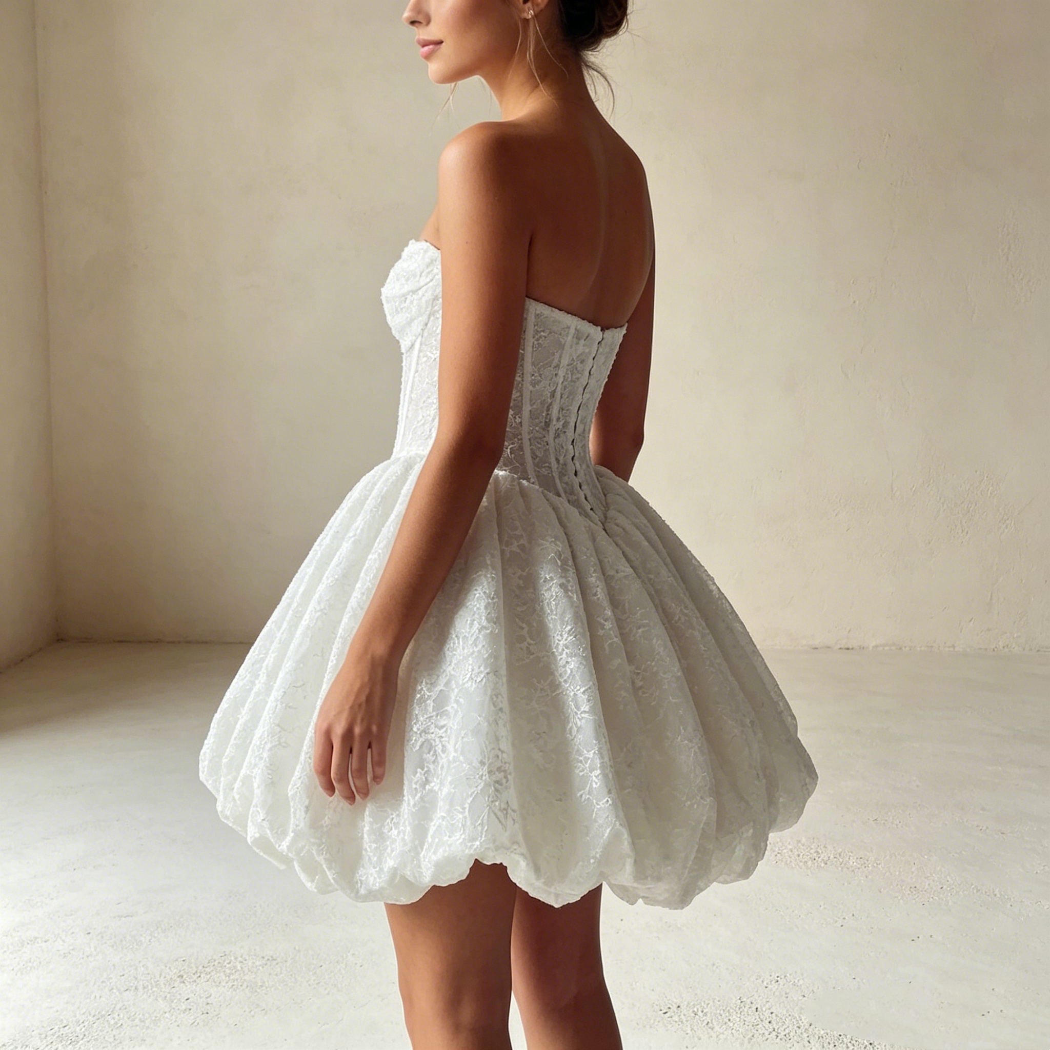 Exklusives weißes Mini-Abendkleid trägerlos mit floraler Spitze, elegantes Cocktailkleid mit Korsett-Oberteil und voluminösem Rock