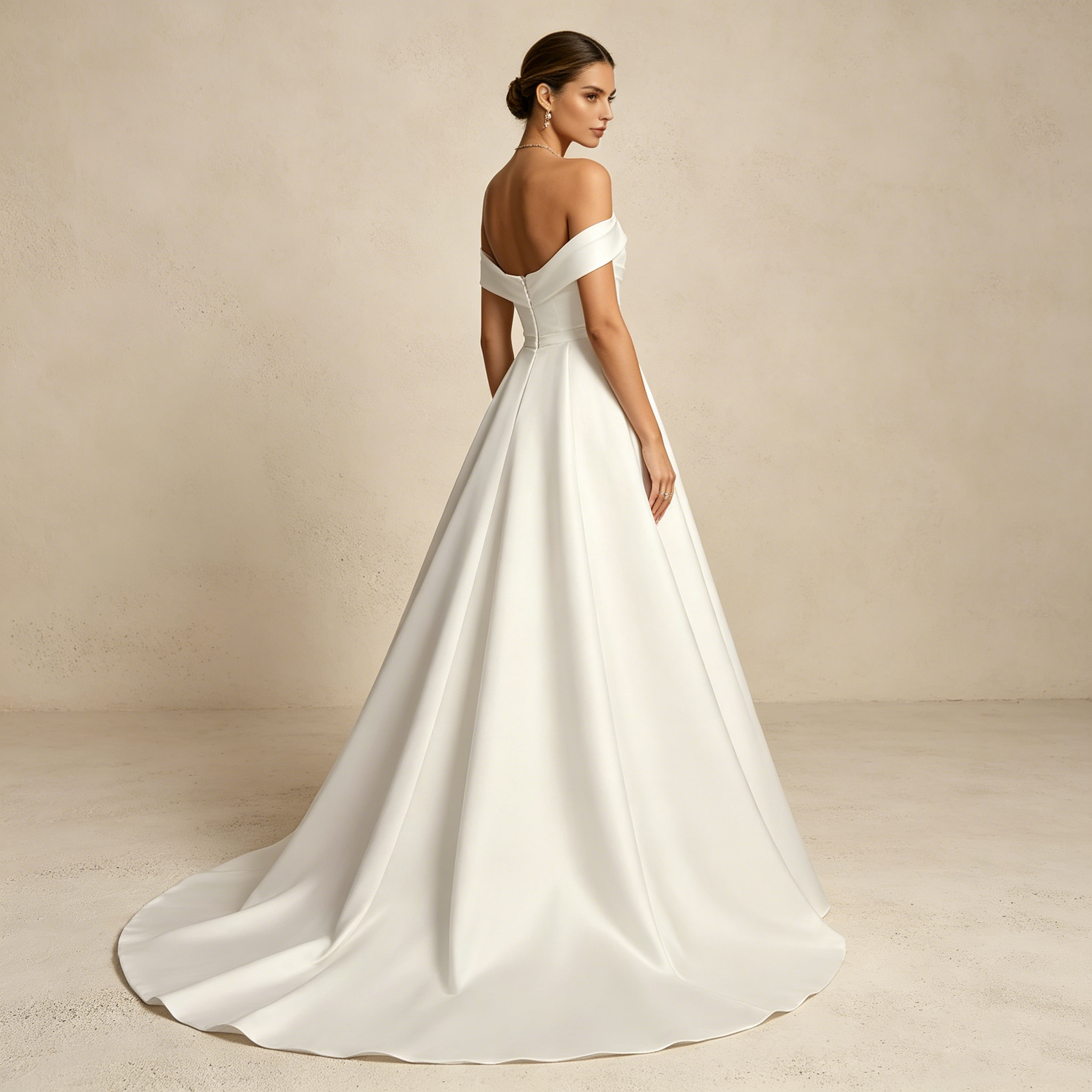 Elegantes trägerloses Abendkleid aus Satin mit Schleppe