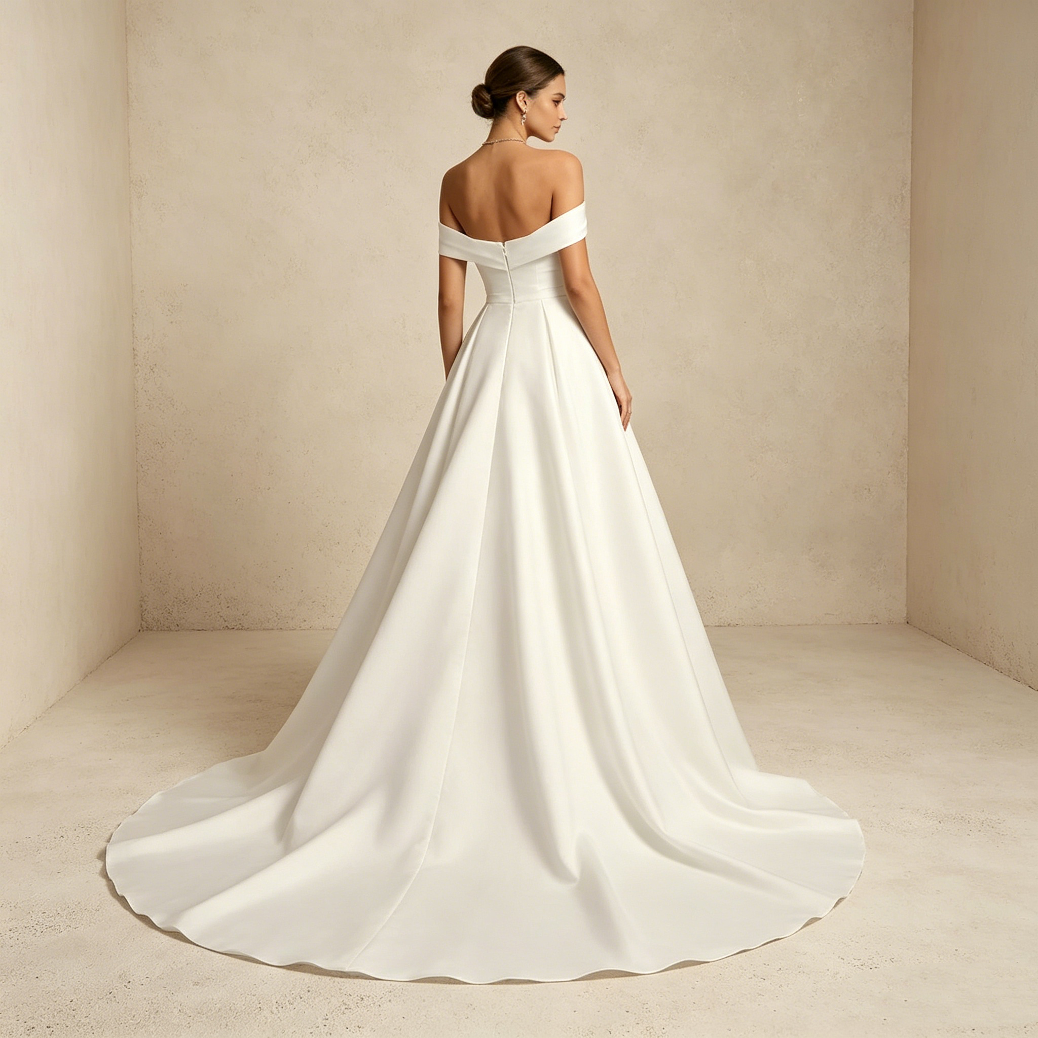 Elegantes trägerloses Abendkleid aus Satin mit Schleppe