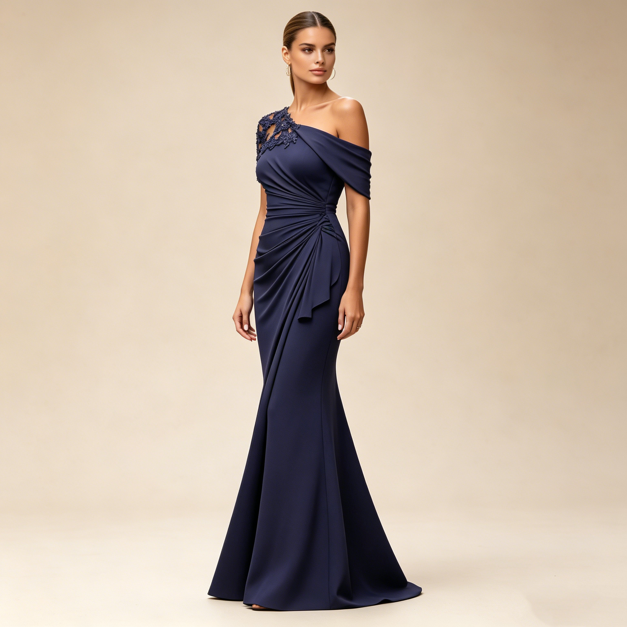 Abendkleid in Marineblau mit asymmetrischem Ausschnitt und Spitzen-Applikation