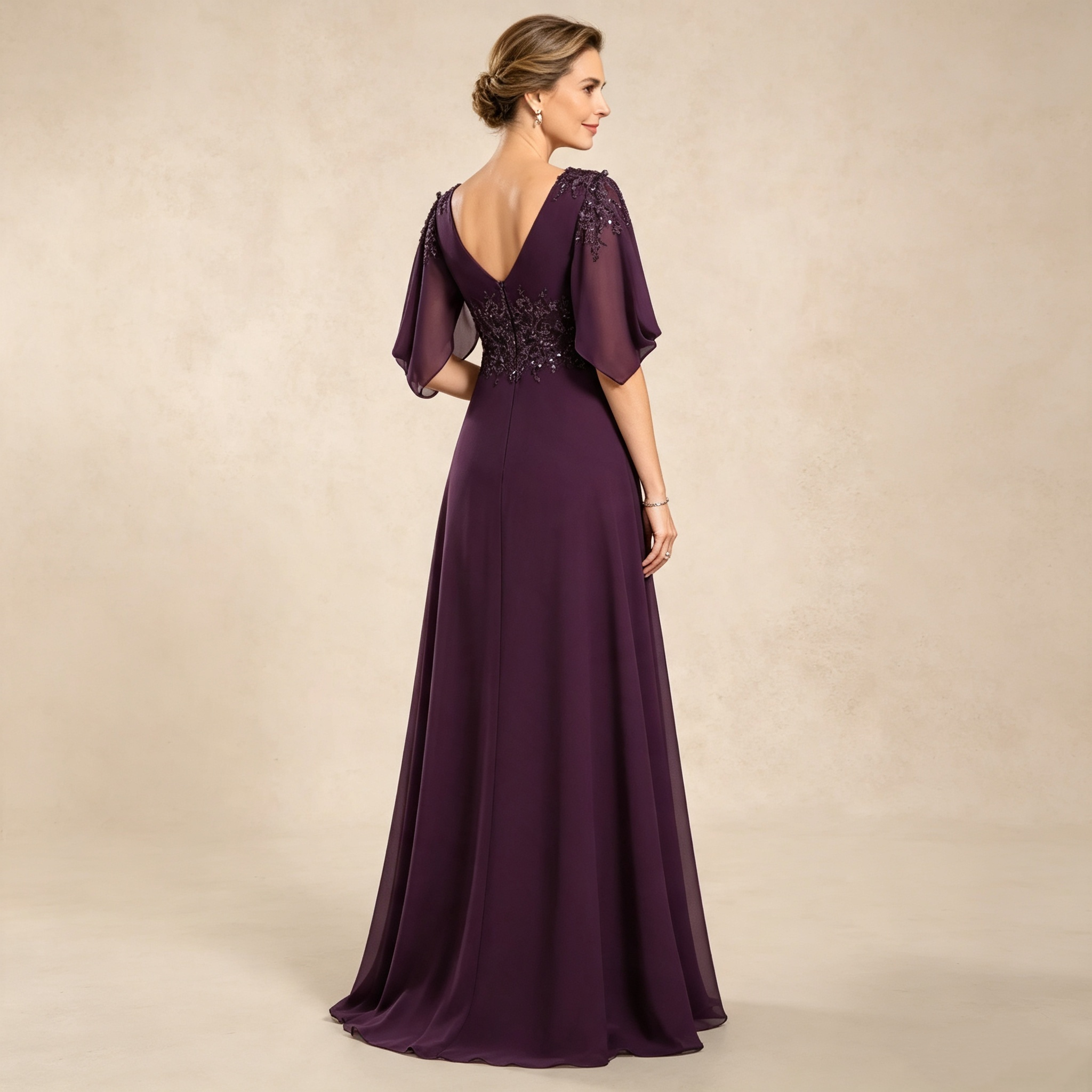 Elegantes bodenlanges Festkleid mit V-Ausschnitt und verzierten Flügelärmeln