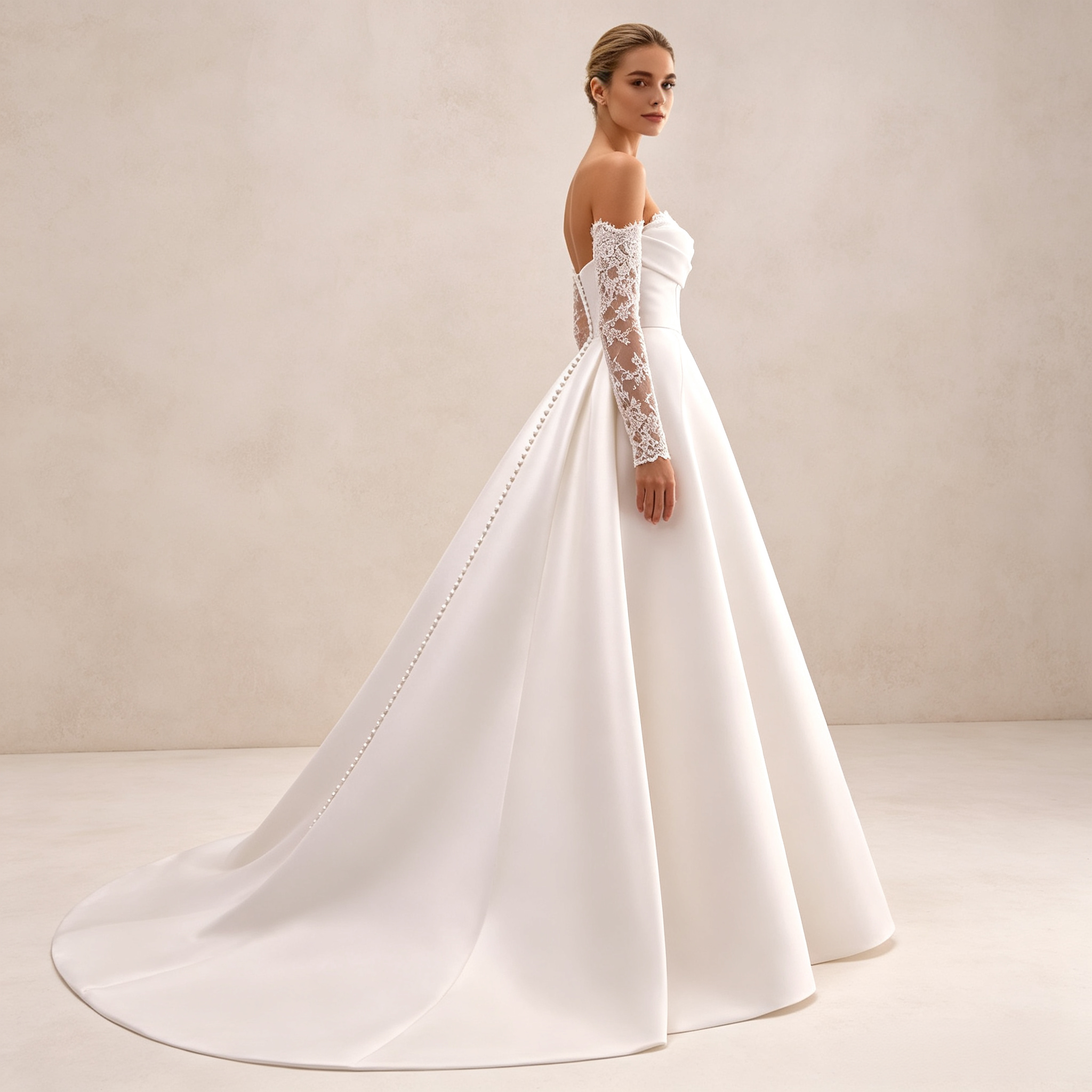 Bodenlanges Abendkleid aus Satin in Elfenbein mit schulterfreiem Ausschnitt, Spitzenärmeln und A-Linie