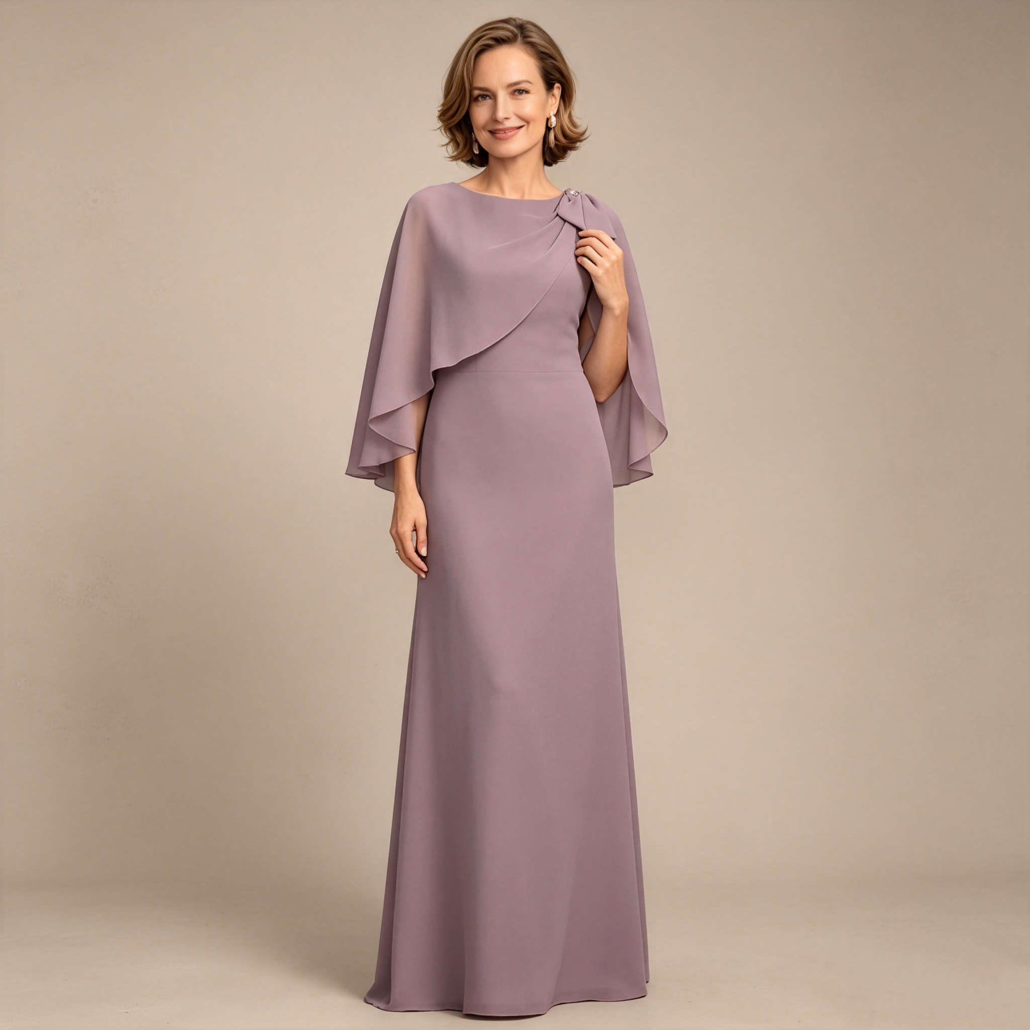 Elegantes langes Kleid mit fließendem Cape‑Umhang, festliches Outfit für formelle Anlässe