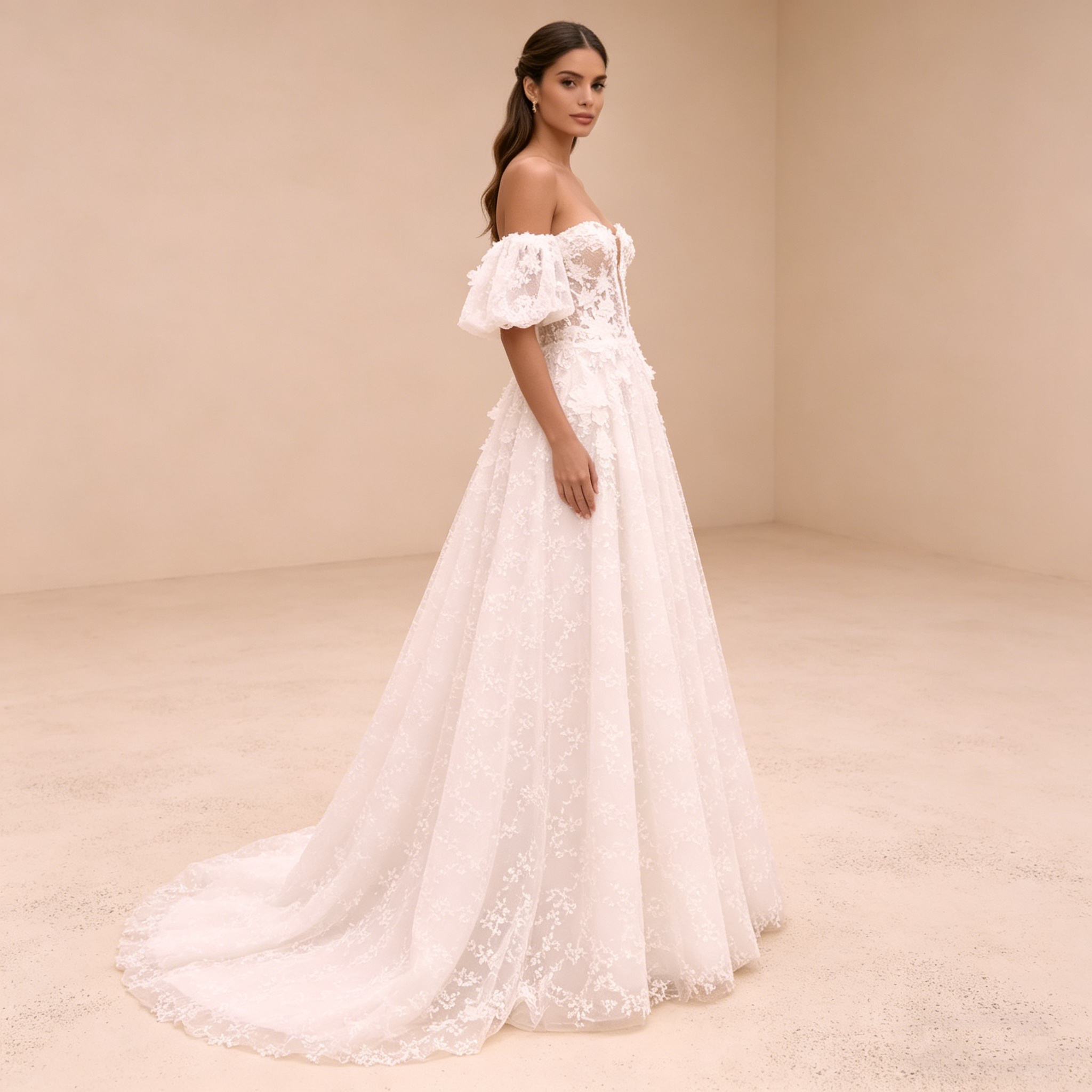 Exklusives Abendkleid mit Puffärmeln und floraler Stickerei, Elegante Galarobe mit tiefem Ausschnitt, Luxuriöses Maxikleid in Elfenbein