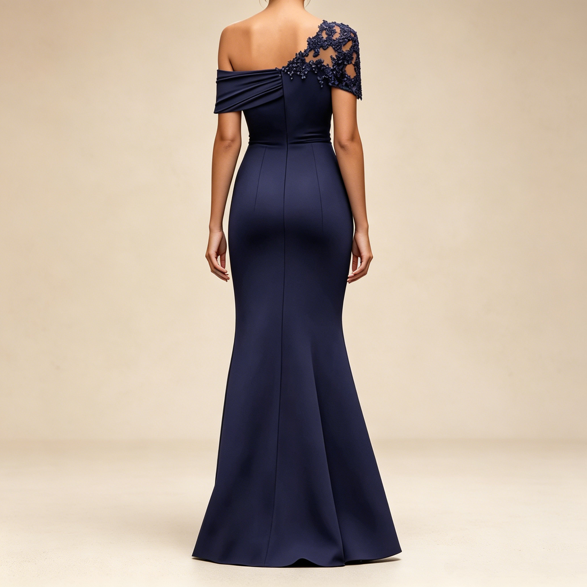 Abendkleid in Marineblau mit asymmetrischem Ausschnitt und Spitzen-Applikation
