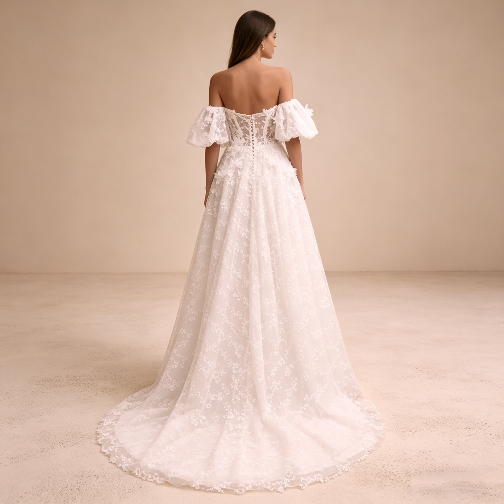 Exklusives Abendkleid mit Puffärmeln und floraler Stickerei, Elegante Galarobe mit tiefem Ausschnitt, Luxuriöses Maxikleid in Elfenbein