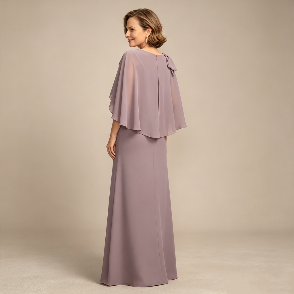 Elegantes langes Kleid mit fließendem Cape‑Umhang, festliches Outfit für formelle Anlässe