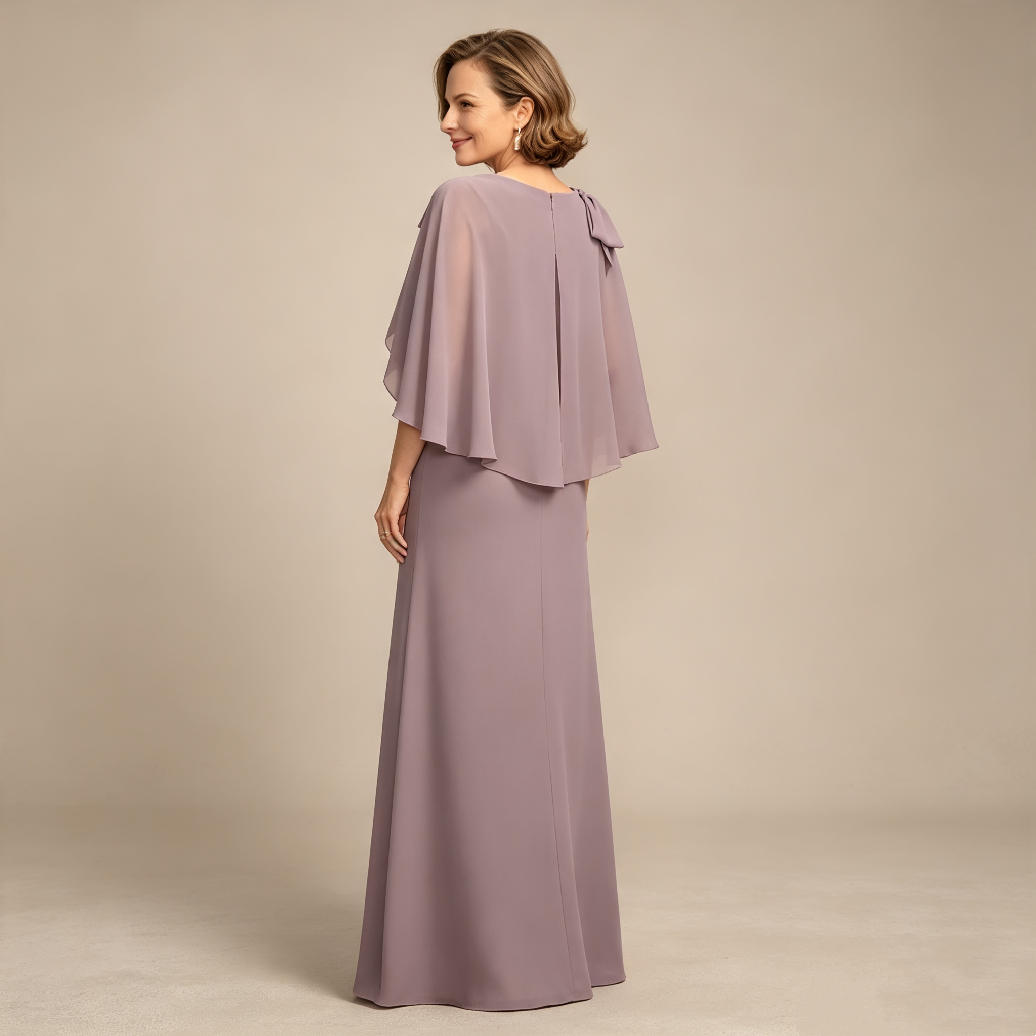 Elegantes langes Kleid mit fließendem Cape‑Umhang, festliches Outfit für formelle Anlässe
