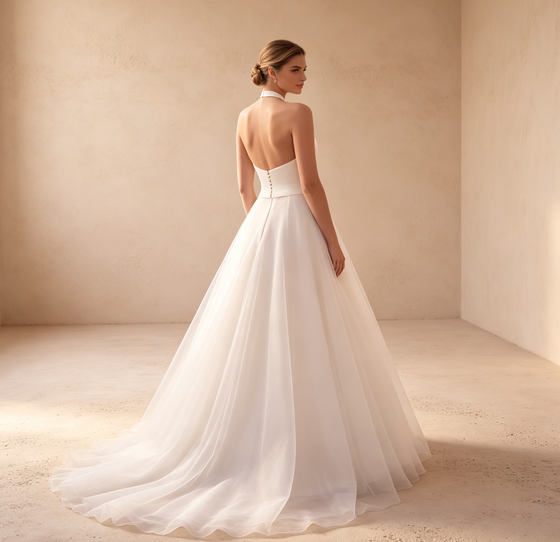 Weisses Neckholder Kleid mit ausladendem Tüllrock, figurbetontes Satin-Oberteil, langes Abendkleid für festliche Anlässe