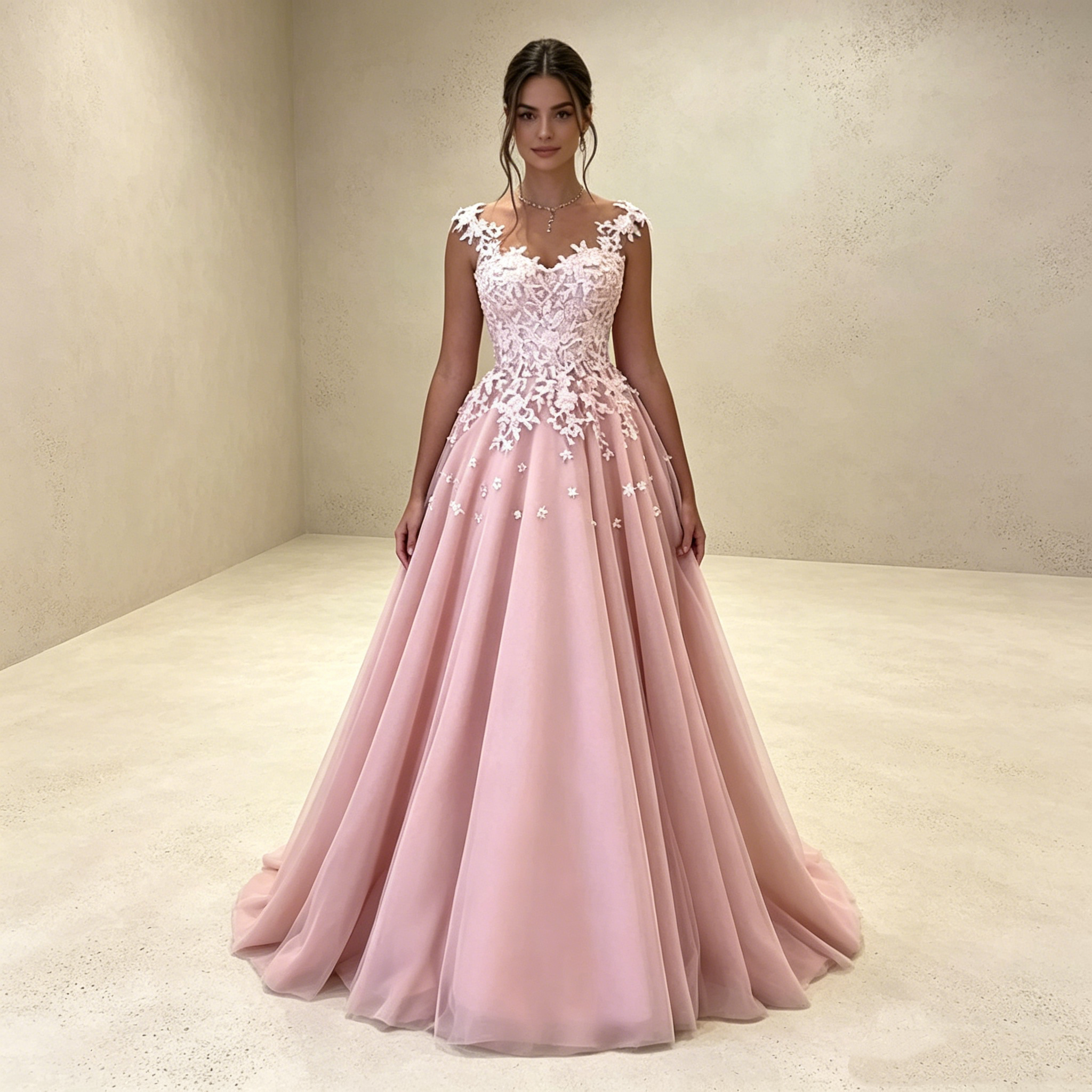 Abendkleid in Altrosa mit floralen Spitzen-Applikationen und Tüllrock