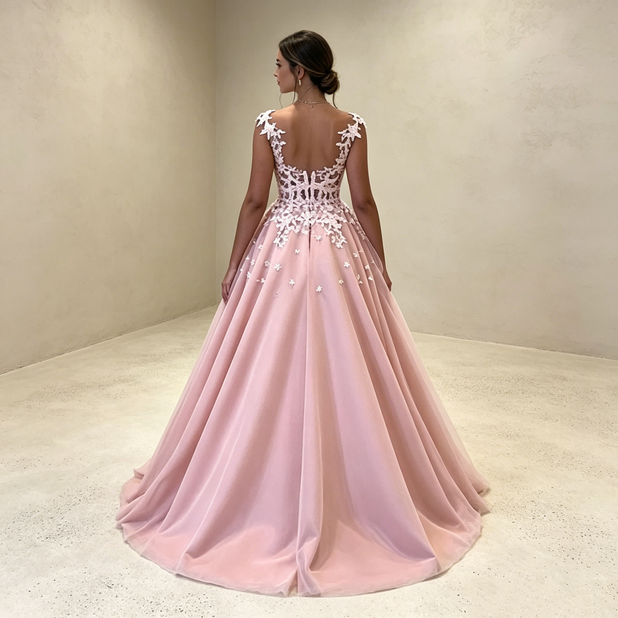 Abendkleid in Altrosa mit floralen Spitzen-Applikationen und Tüllrock
