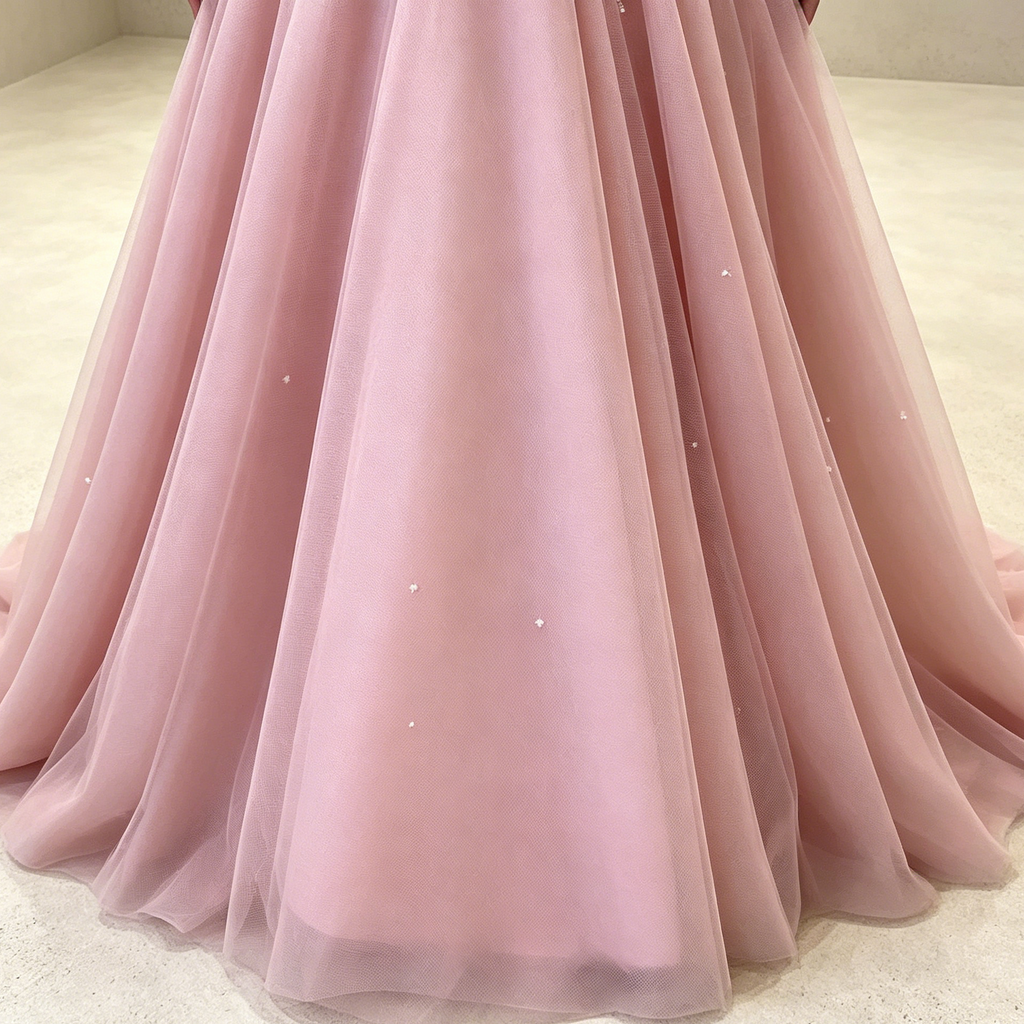 Abendkleid in Altrosa mit floralen Spitzen-Applikationen und Tüllrock