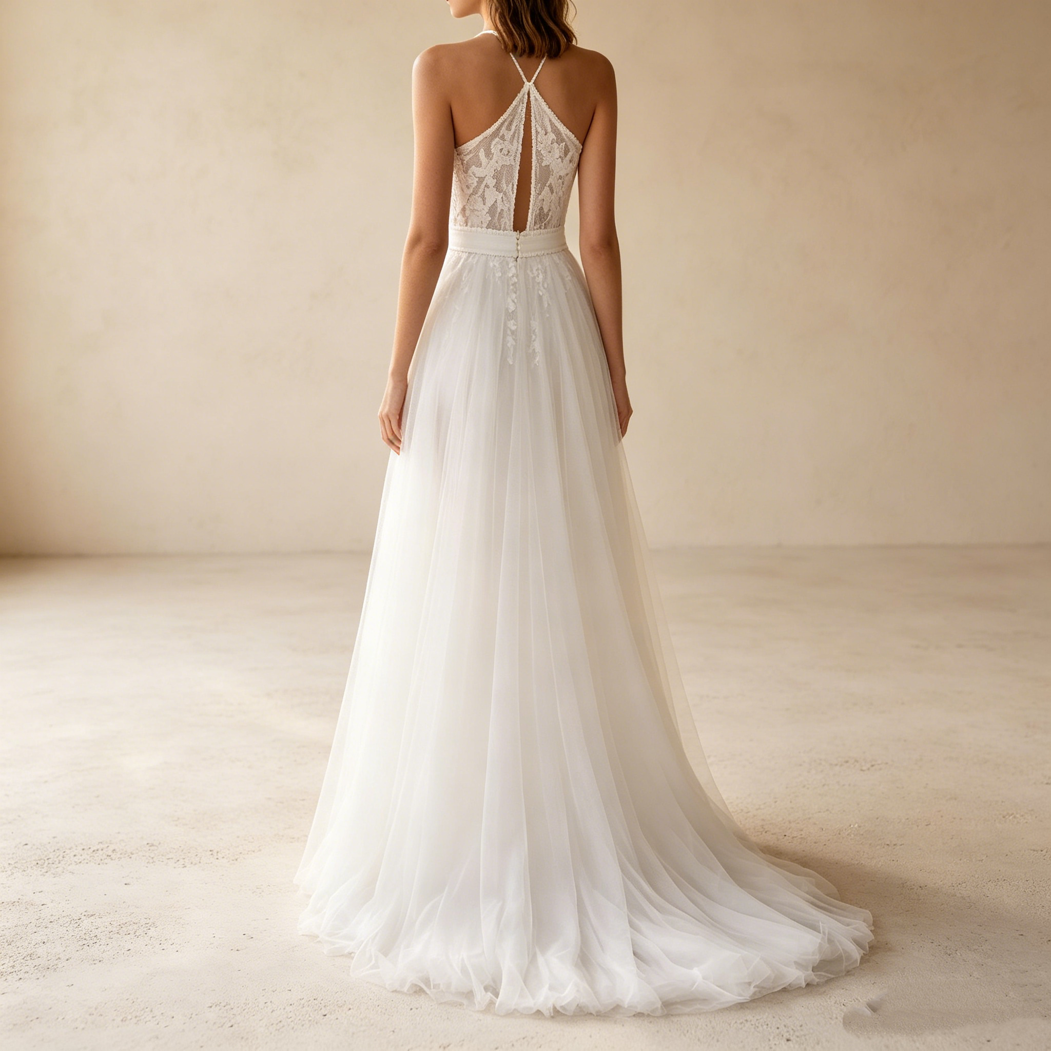 Elegantes Neckholder Abendkleid mit Spitze und Beinschlitz | Maßanfertigung