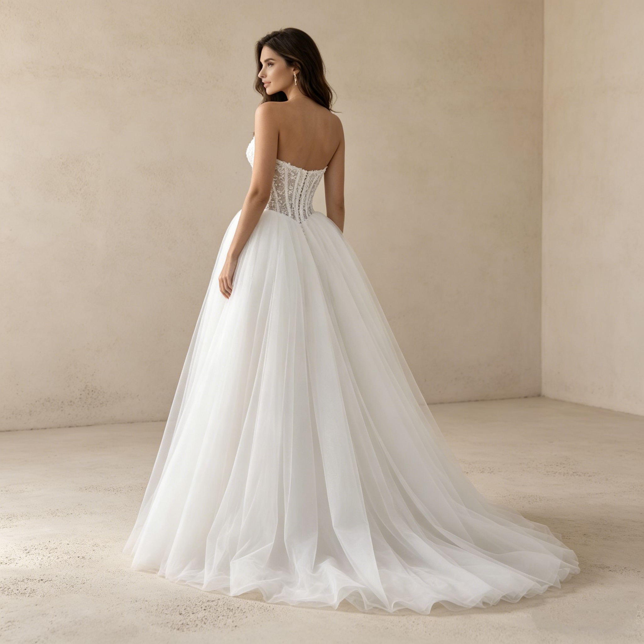 Exklusives trägerloses Abendkleid mit Spitzenkorsage – Voluminöses A-Linien Maxikleid aus Tüll in Elfenbein