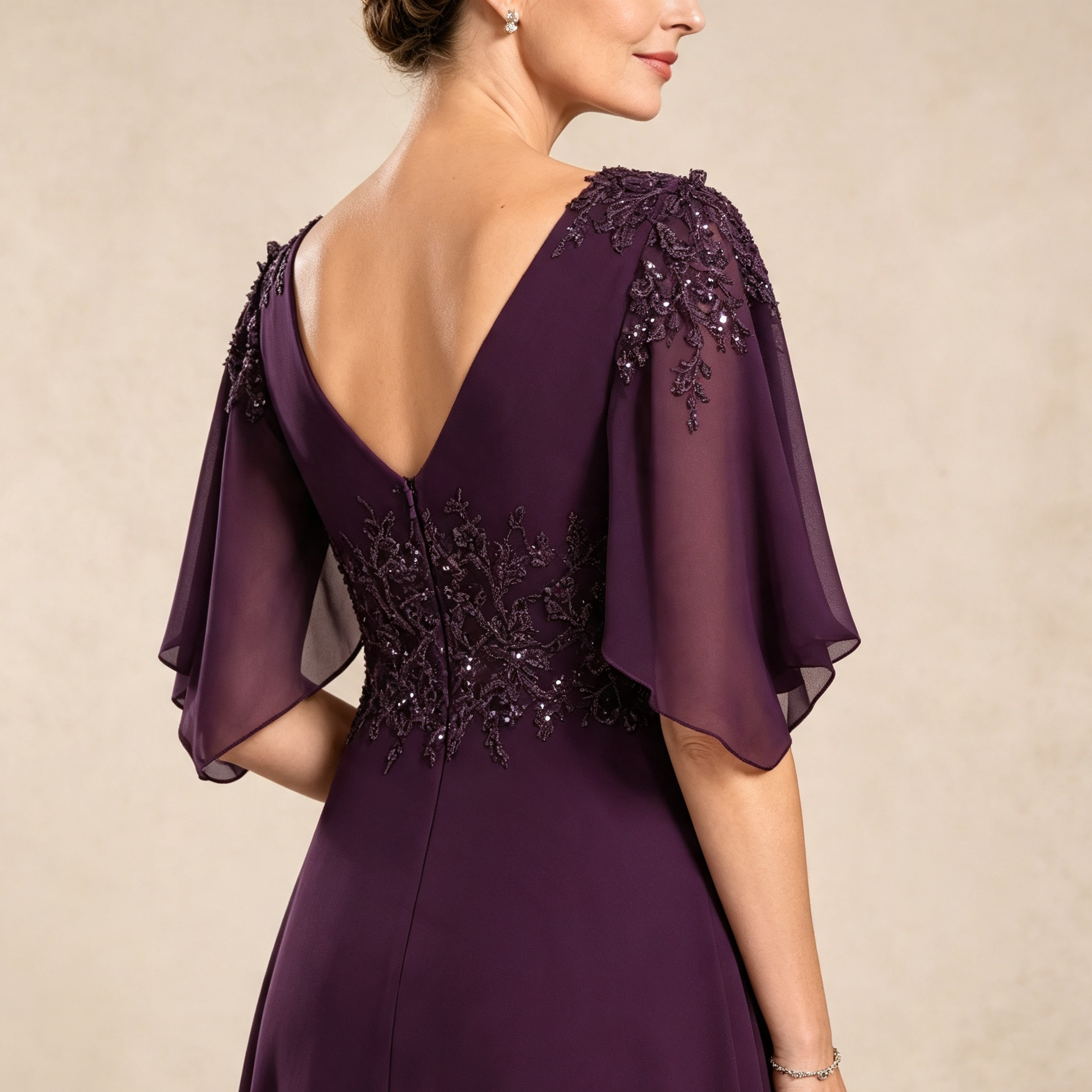 Elegantes bodenlanges Festkleid mit V-Ausschnitt und verzierten Flügelärmeln
