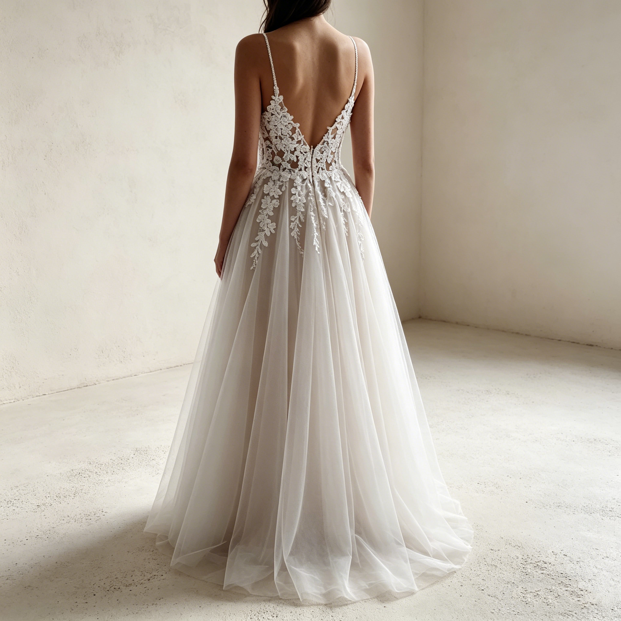 Romantisches Abendkleid mit V-Ausschnitt und Spitzen-Applikationen – Bodenlanges A-Linien Maxikleid aus Tüll in Elfenbein