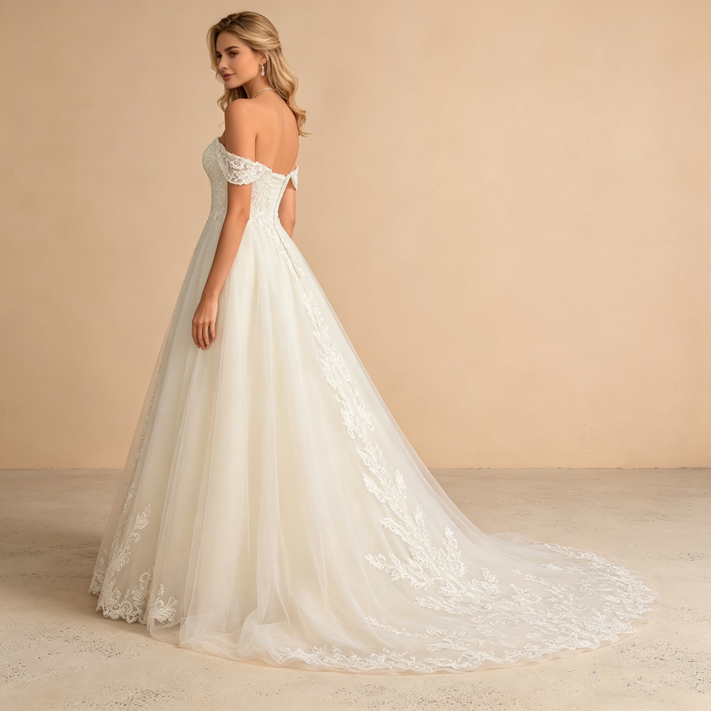 Exquisites Off-Shoulder Maxikleid in Elfenbein – Bodenlanges Abendkleid mit Filigraner Spitzenbestickung und Tüllrock