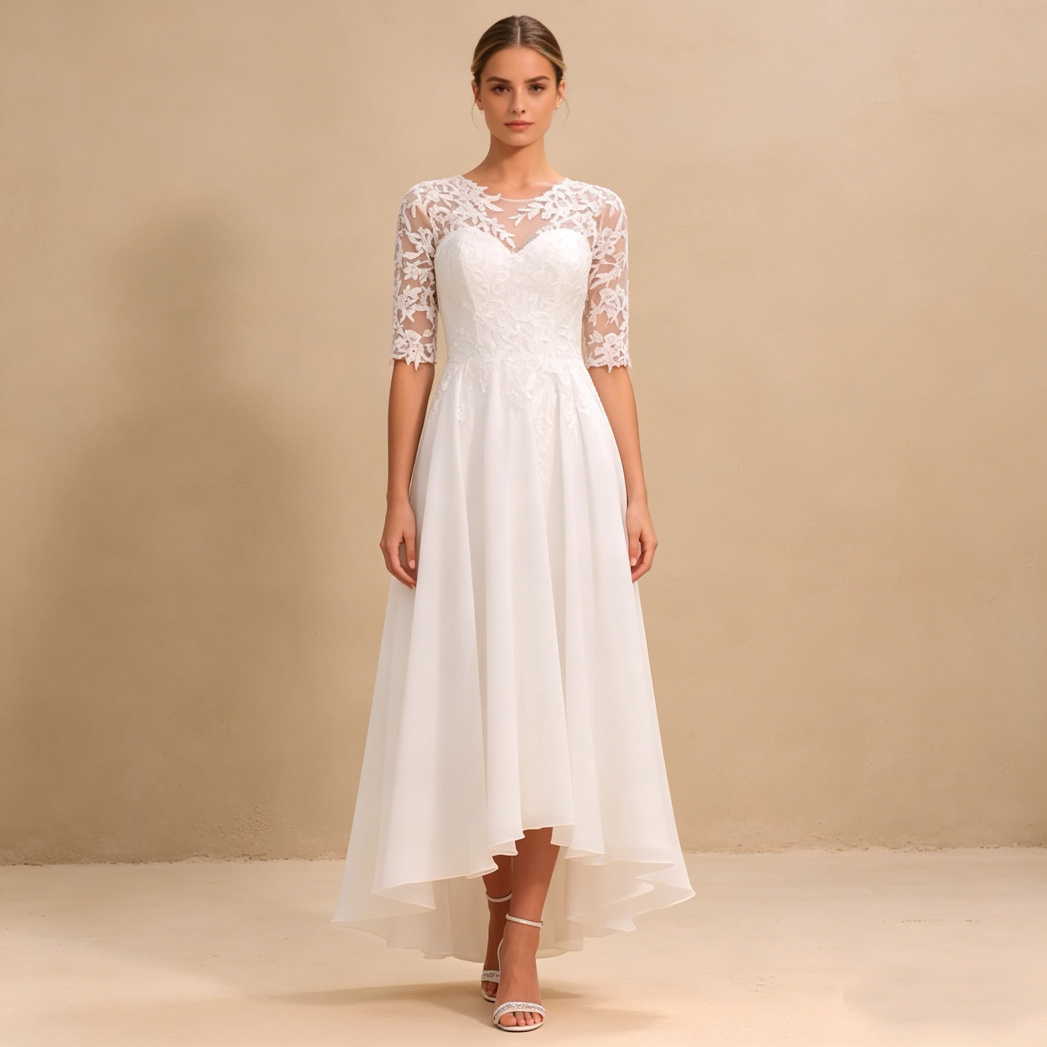 Elegantes Besticktes Abendkleid mit 3/4-Ärmeln – Vokuhila-Maxikleid in Elfenbein mit Filigraner Spitze und Fließendem Rock