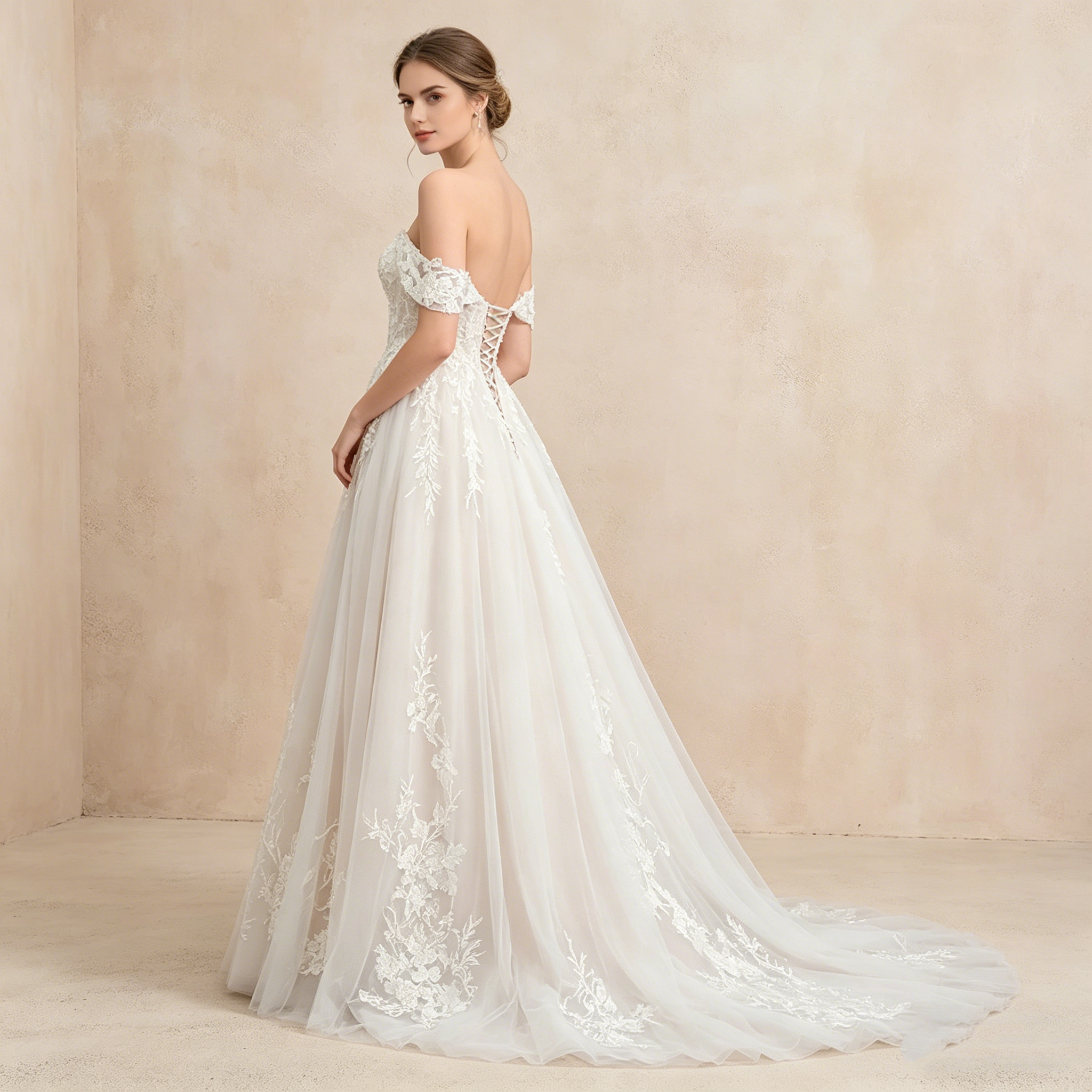 Exquisites Off-Shoulder Maxikleid in Elfenbein – Bodenlanges Abendkleid mit Filigraner Spitzenstickerei und Tüllsaum