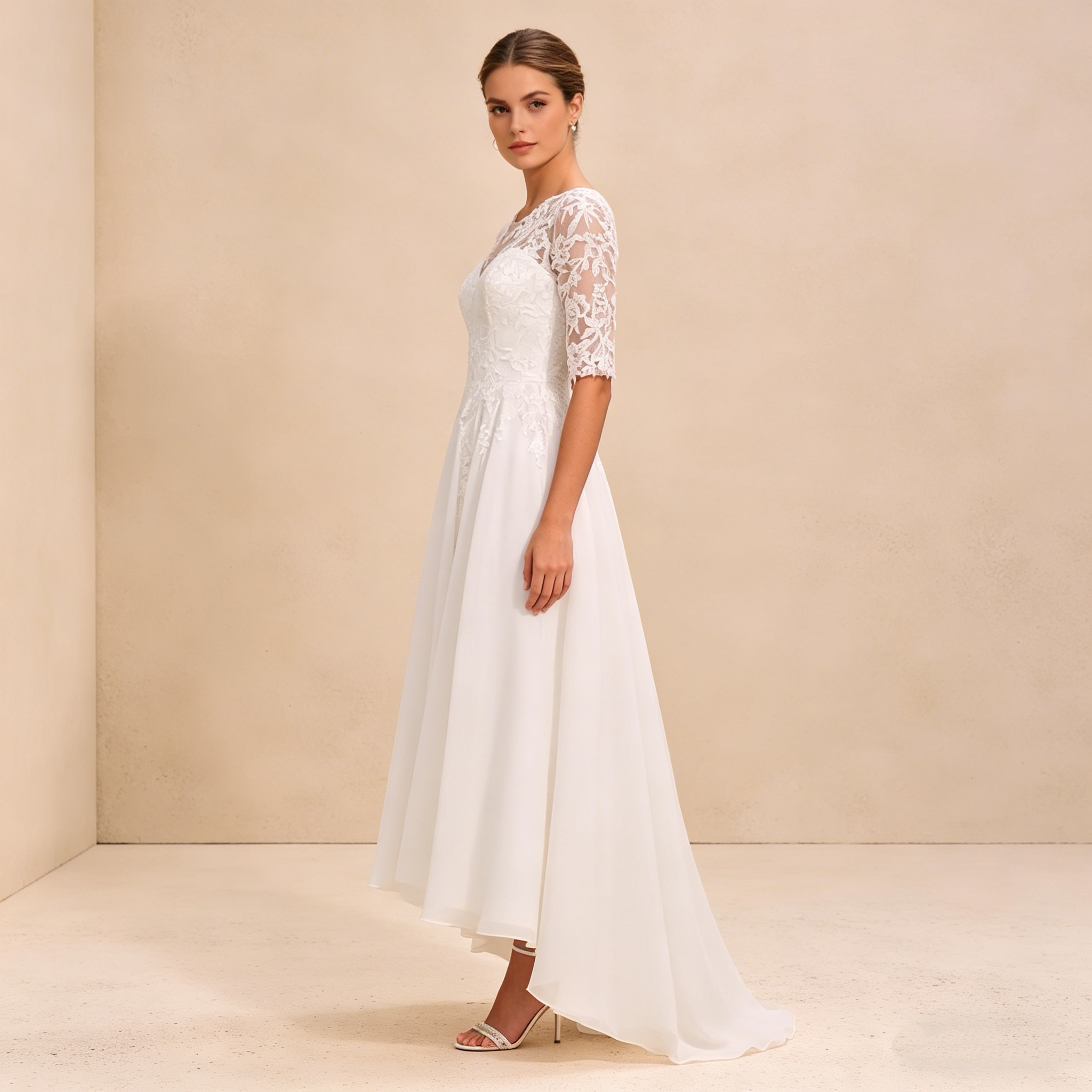 Elegantes Besticktes Abendkleid mit 3/4-Ärmeln – Vokuhila-Maxikleid in Elfenbein mit Filigraner Spitze und Fließendem Rock