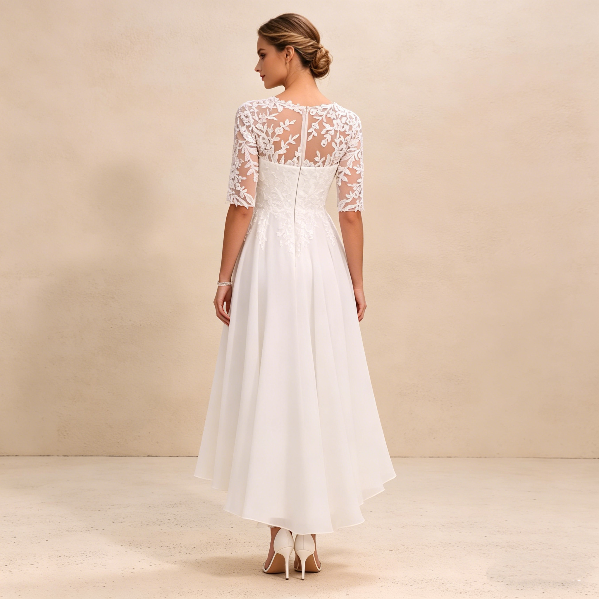 Elegantes Besticktes Abendkleid mit 3/4-Ärmeln – Vokuhila-Maxikleid in Elfenbein mit Filigraner Spitze und Fließendem Rock