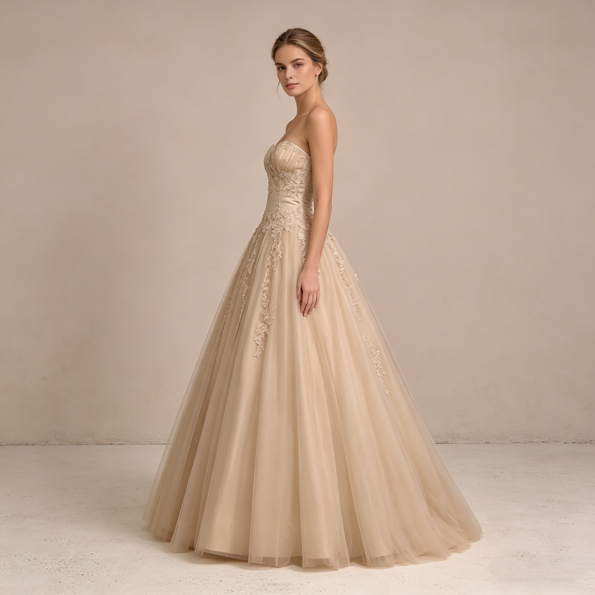 Trägerloses Ballkleid mit Herz-Ausschnitt und luxuriöser Stickerei – Bodenlanges Abendkleid in Champagner-Gold
