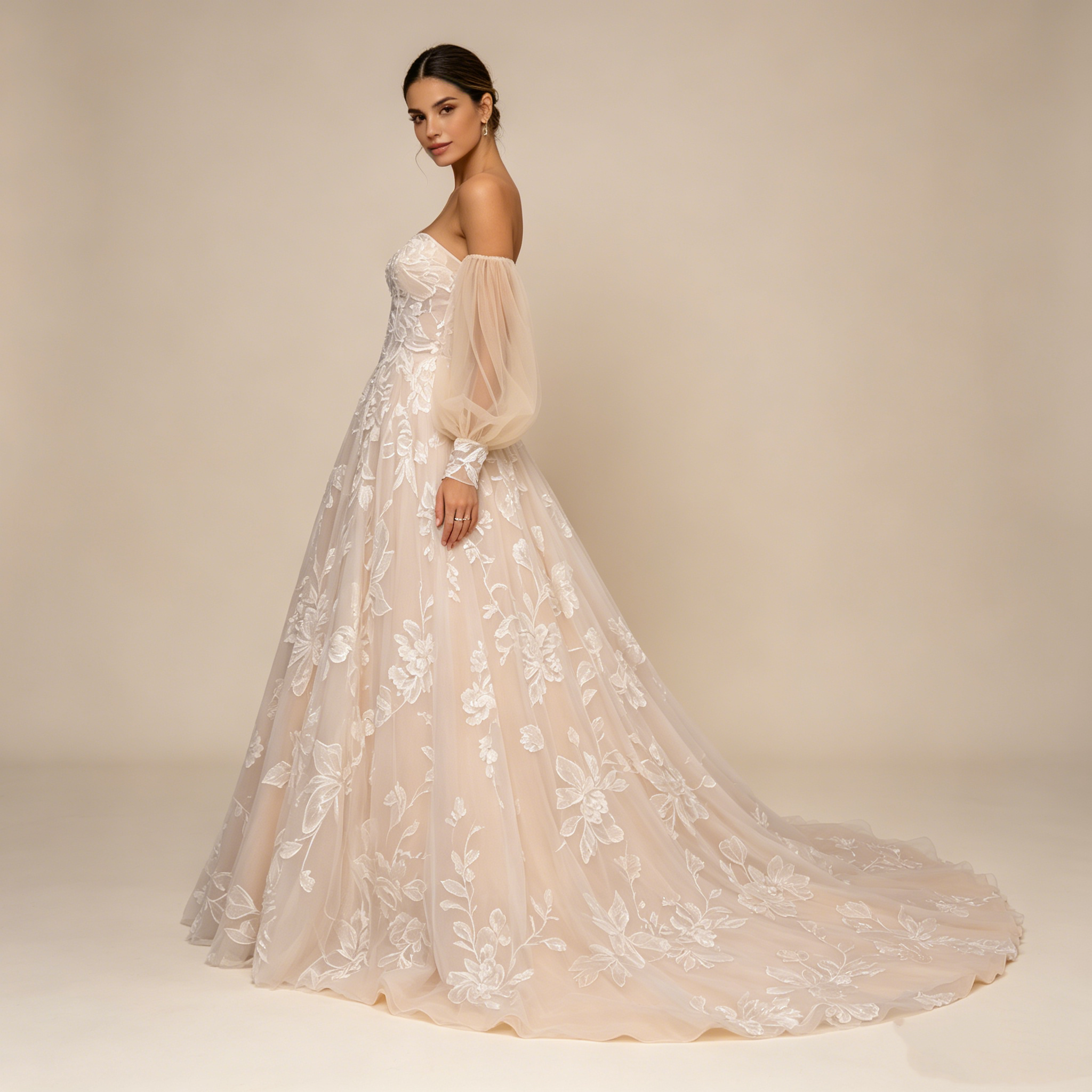 Exklusives trägerloses Maxikleid mit langen Volantärmeln | Elegantes Abendkleid mit Blumenstickerei