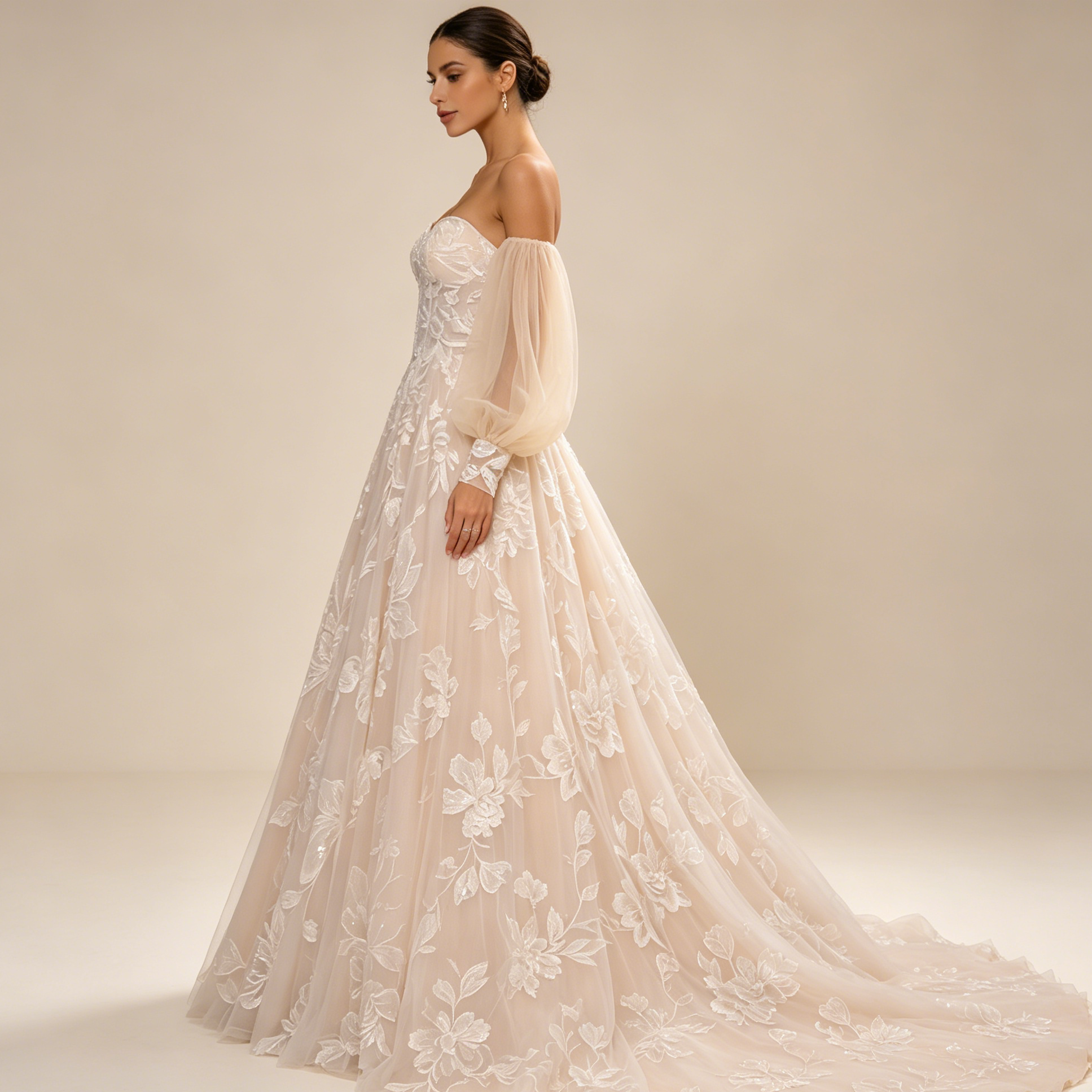 Exklusives trägerloses Maxikleid mit langen Volantärmeln | Elegantes Abendkleid mit Blumenstickerei